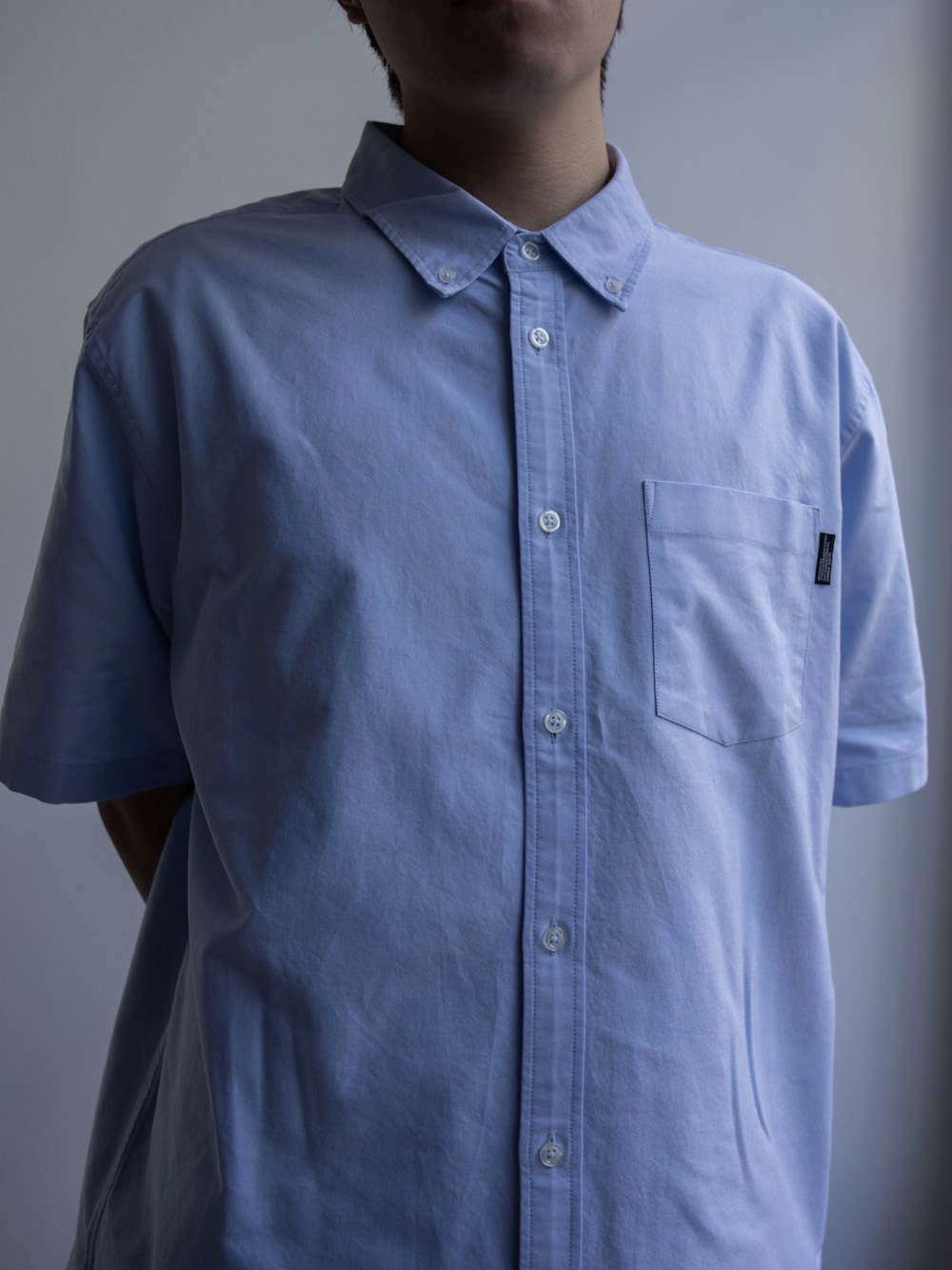 ブルー系のシャツ/ブラウス、オレンジ系のその他パンツを着用したメンズの春コーディネートの3枚目の写真