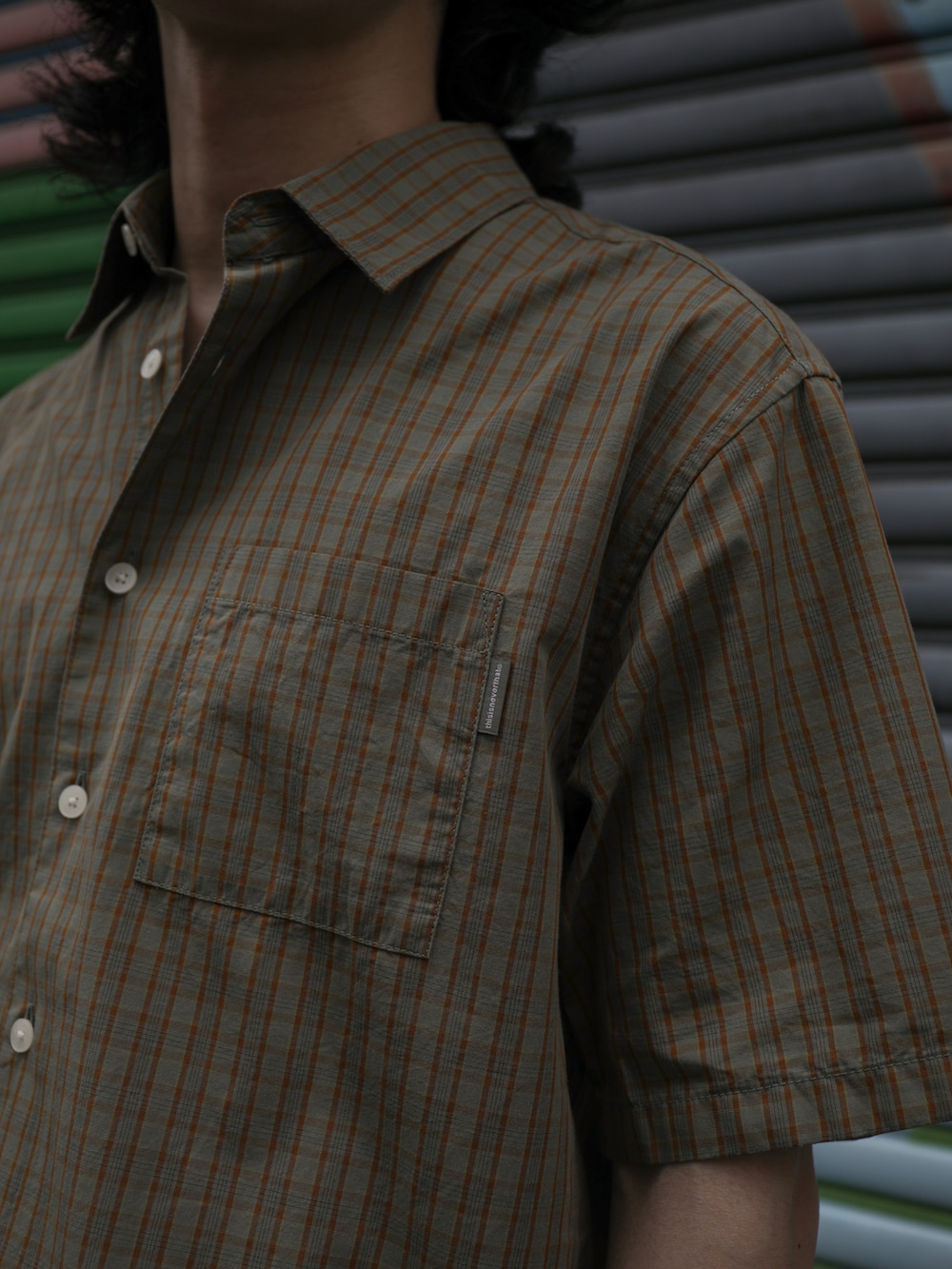 ブラウン系のシャツ/ブラウス、ブルー系のデニムパンツを着用したレディースの夏コーディネートの2枚目の写真