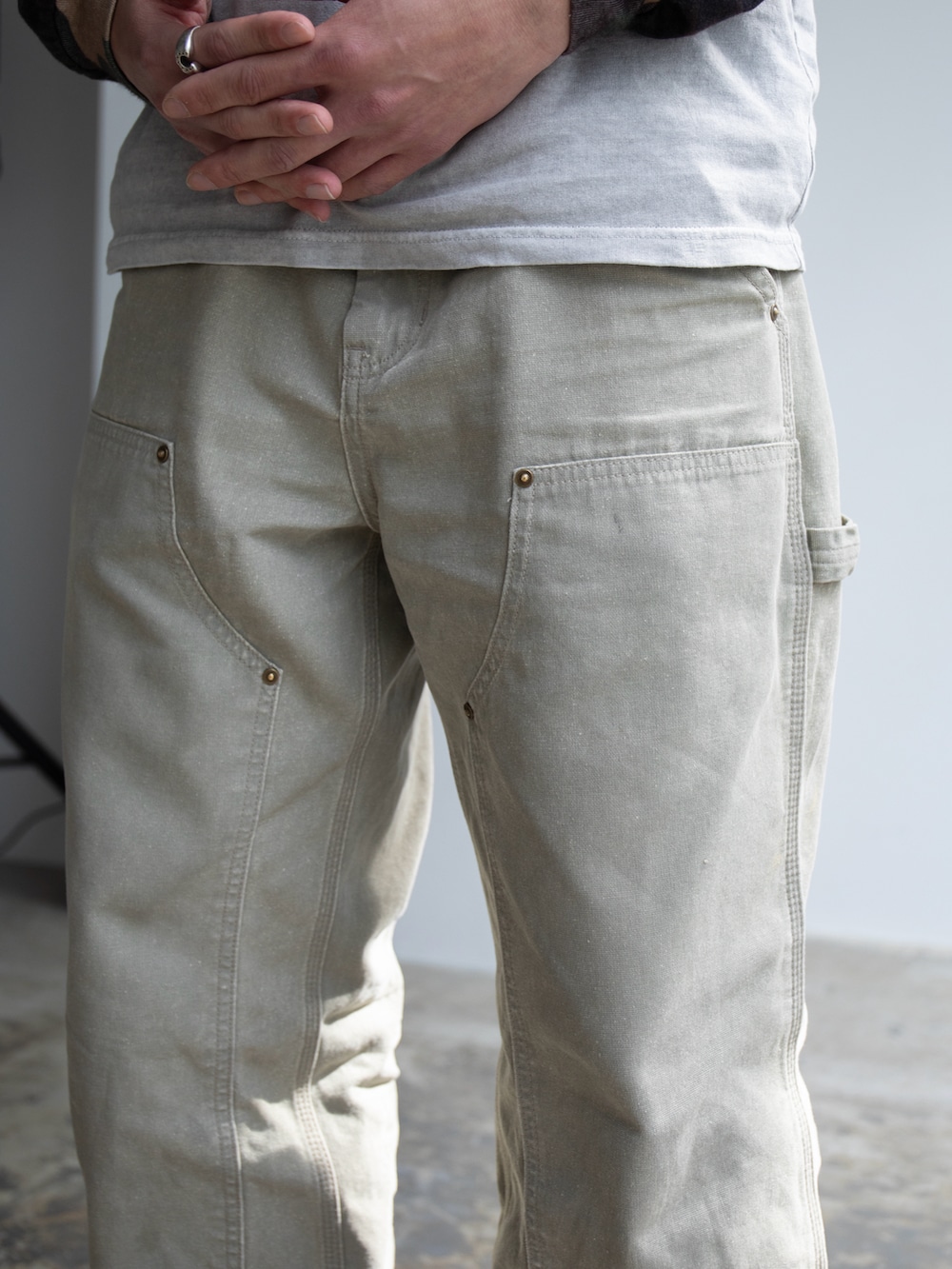 グレー系のTシャツ/カットソー、グリーン系のその他パンツ、その他のTシャツ/カットソーを着用したメンズの春コーディネートの5枚目の写真