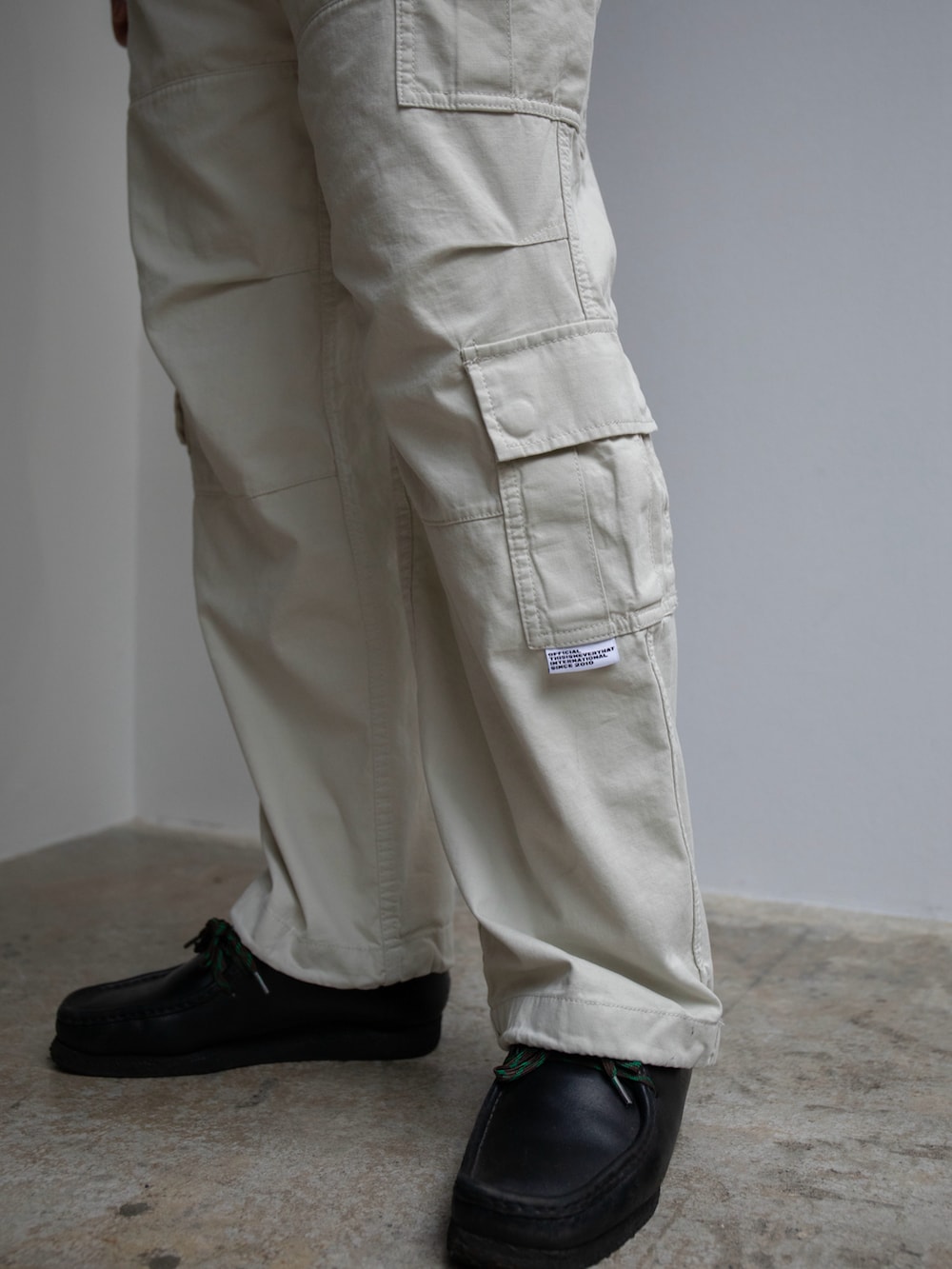 ブラウン系のブルゾン、ホワイト系のその他パンツ、ホワイト系のキャップを着用したレディースの冬コーディネートの4枚目の写真