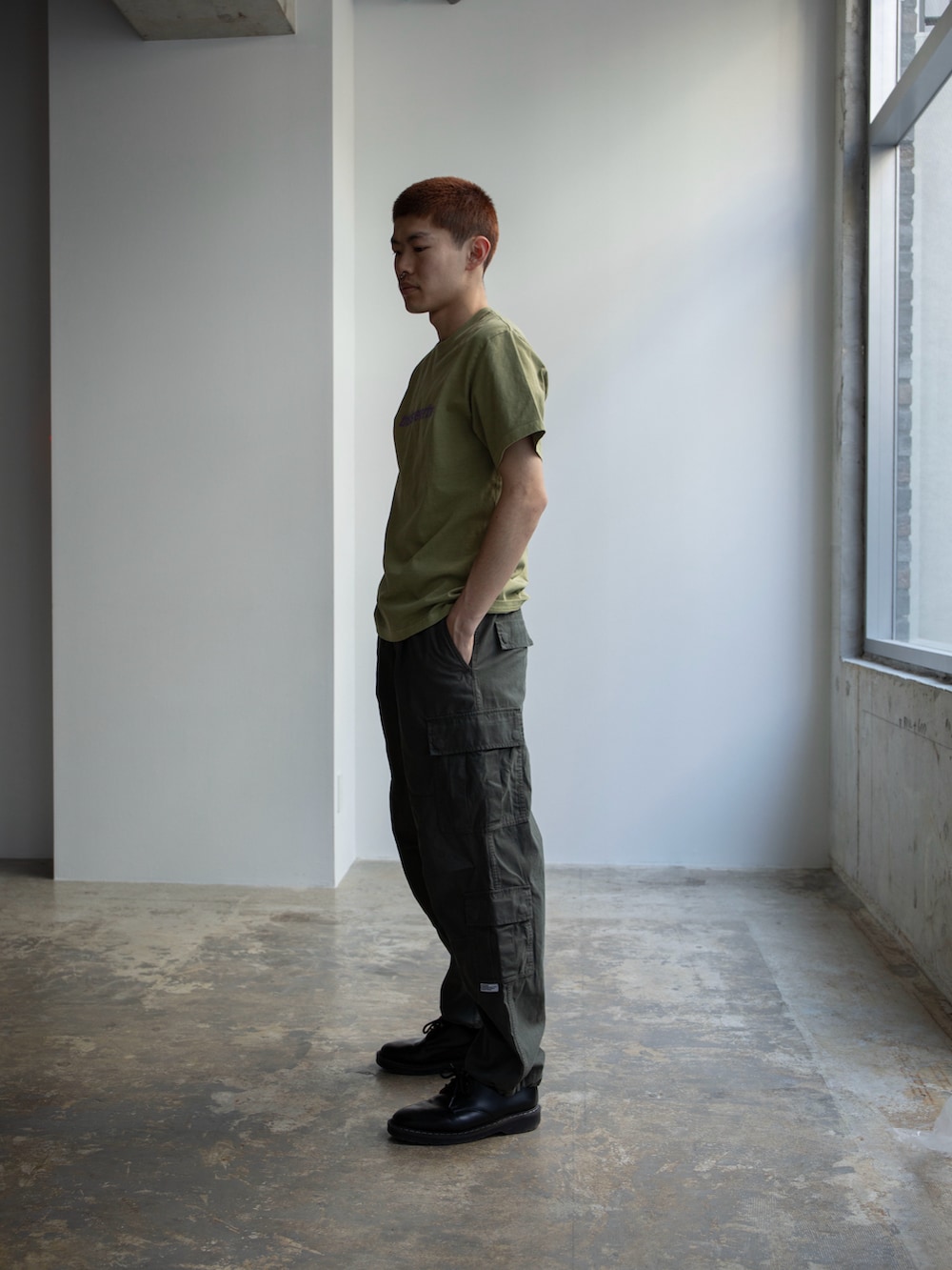 グリーン系のTシャツ/カットソー、グリーン系のその他パンツを着用したメンズの春コーディネートの2枚目の写真