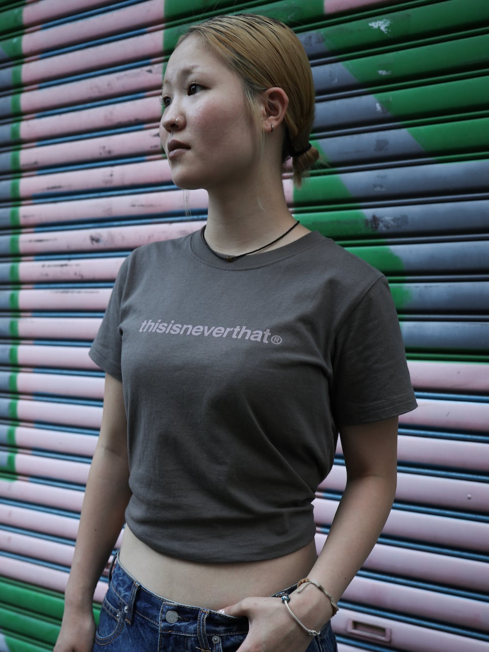 ブラウン系のTシャツ/カットソー、ブルー系のデニムパンツを着用したレディースの夏コーディネートの2枚目の写真