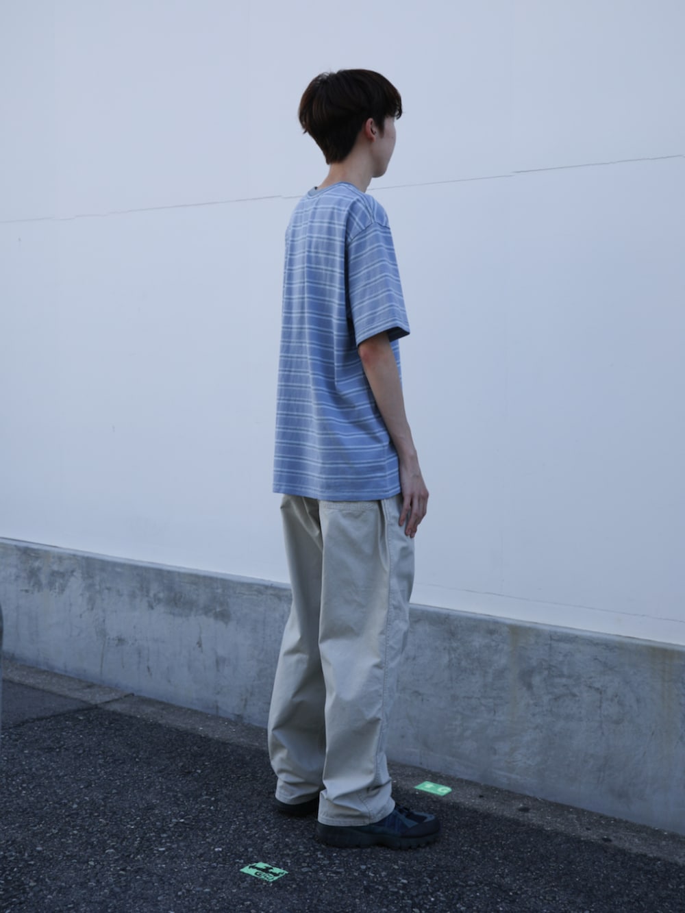 ブルー系のTシャツ/カットソー、ホワイト系のその他パンツを着用したメンズの夏コーディネートの5枚目の写真
