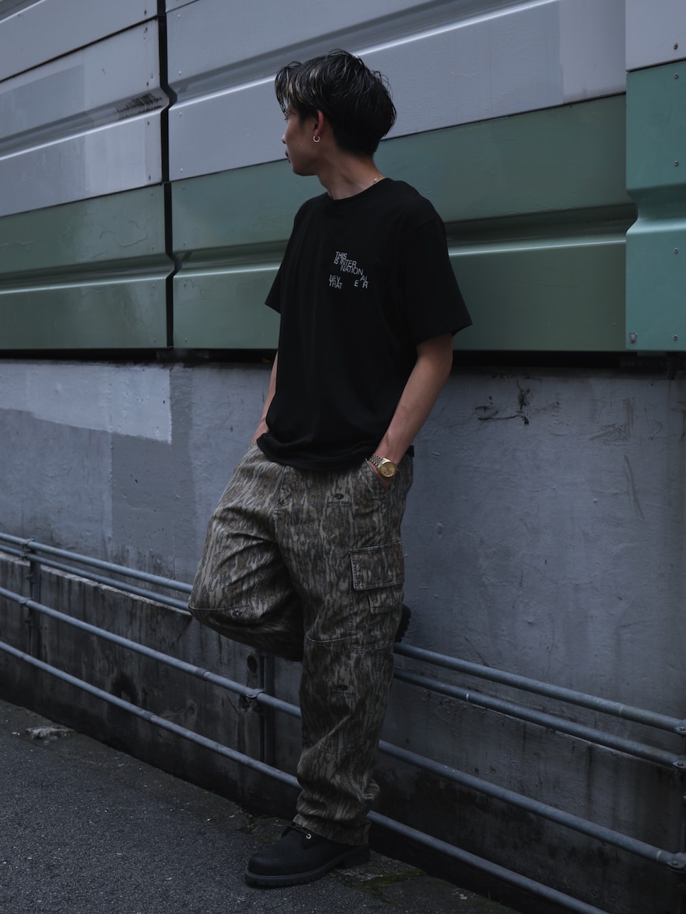 ブラック系のTシャツ/カットソー、その他のその他パンツを着用したメンズの春コーディネートの2枚目の写真