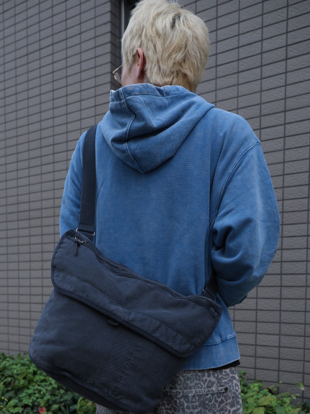 ブルー系のパーカー、グレー系のショルダーバッグ、その他のその他パンツを着用したメンズの秋コーディネートの3枚目の写真