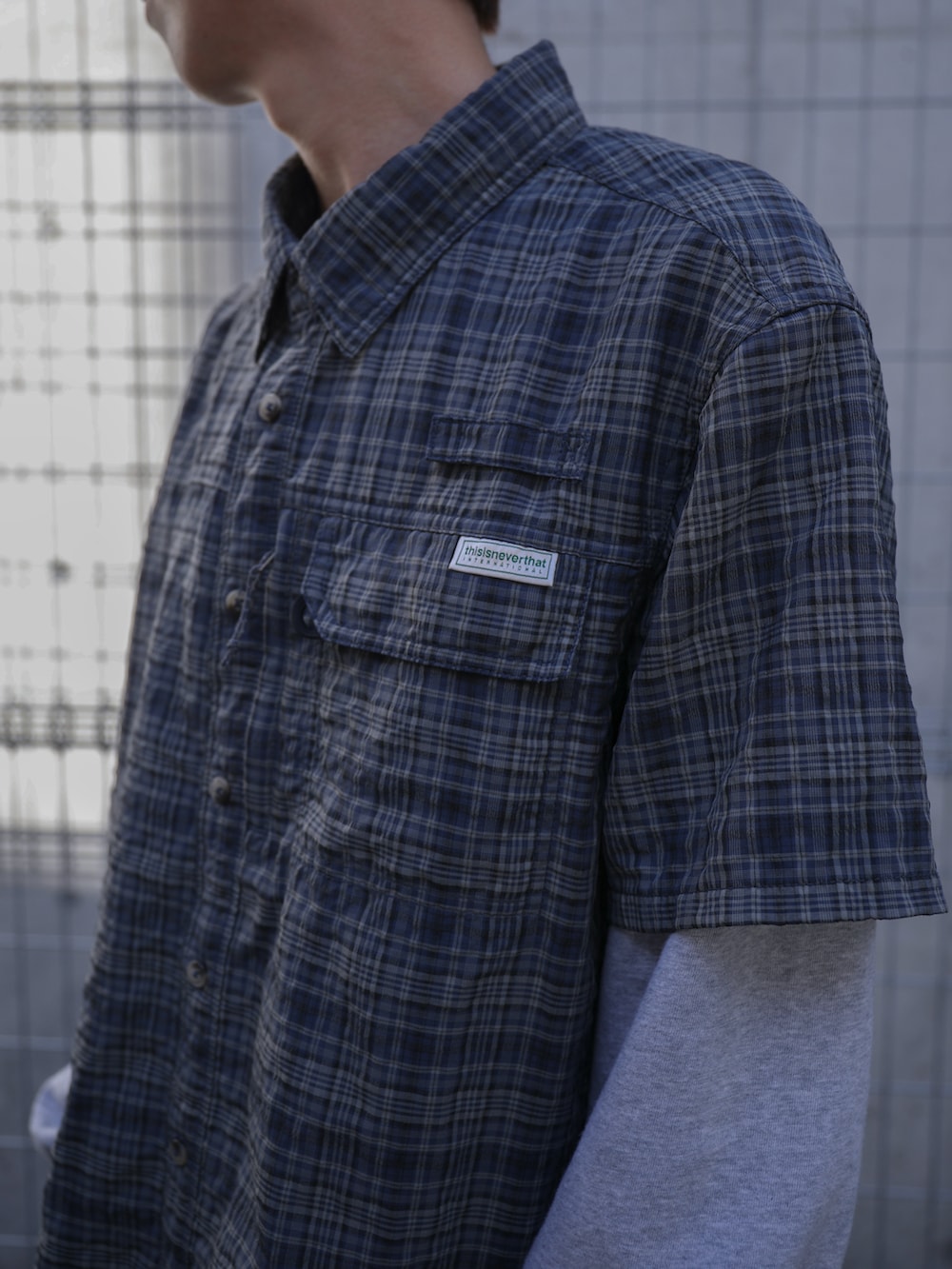 グレー系のTシャツ/カットソー、ブルー系のシャツ/ブラウス、ブラック系のデニムパンツを着用したメンズの春コーディネートの3枚目の写真