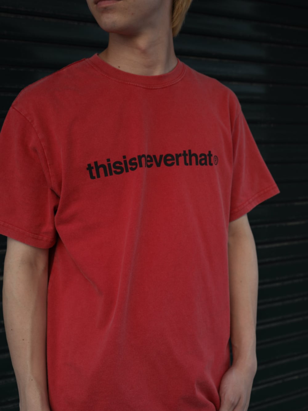ブラウン系のデニムパンツ、レッド系のTシャツ/カットソーを着用したメンズの夏コーディネートの4枚目の写真