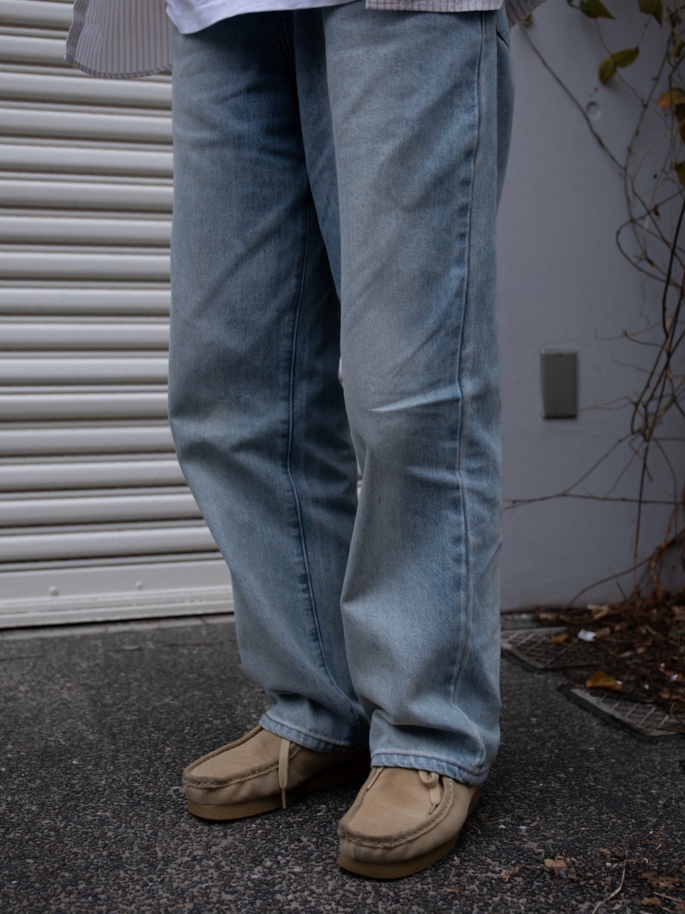 ホワイト系のTシャツ/カットソー、ベージュ系のシャツ/ブラウス、ブルー系のデニムパンツを着用したレディースの春コーディネートの3枚目の写真