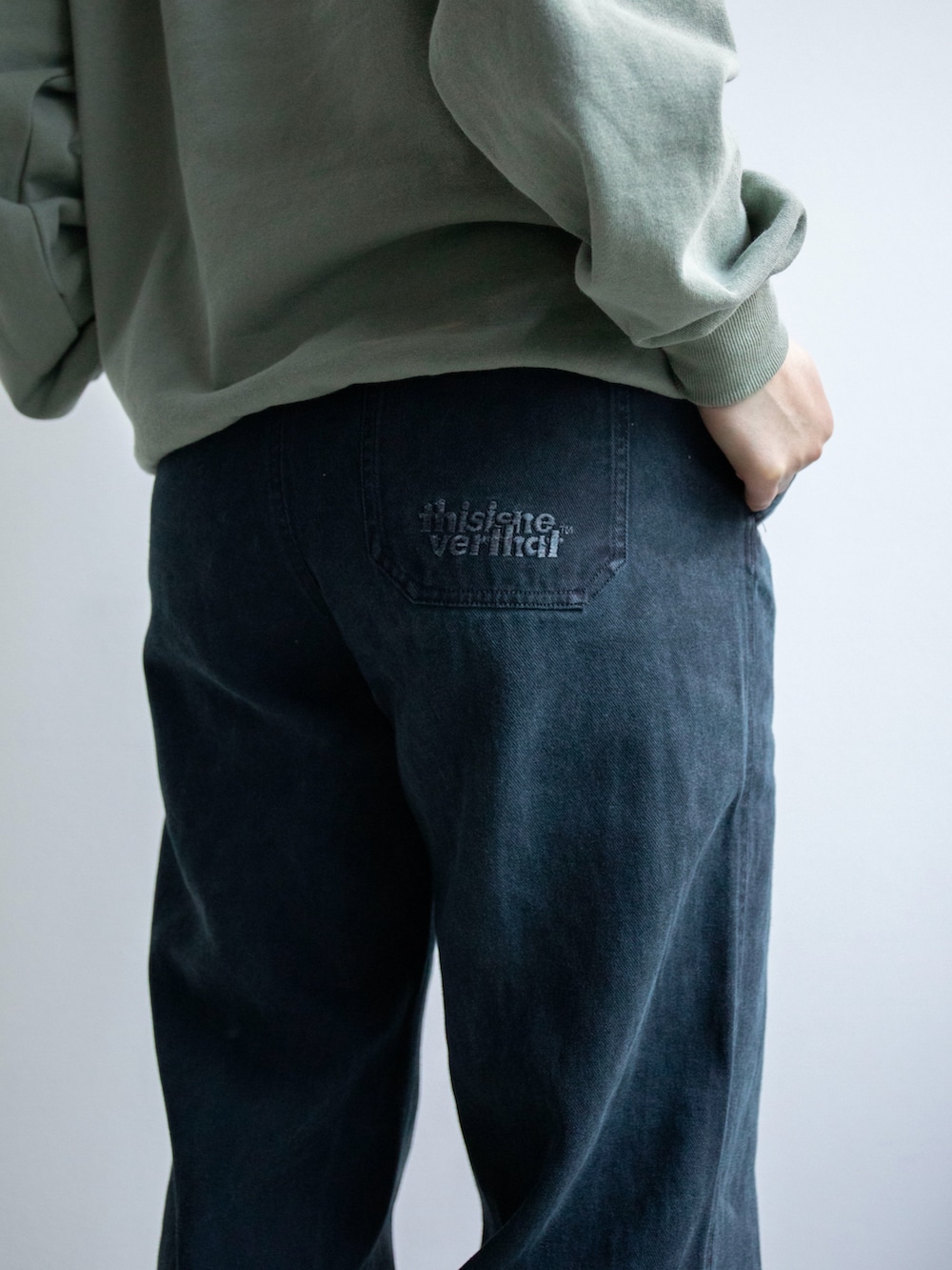 グリーン系のパーカー、ブルー系のその他パンツ、グリーン系のハットを着用したレディースの冬コーディネートの4枚目の写真