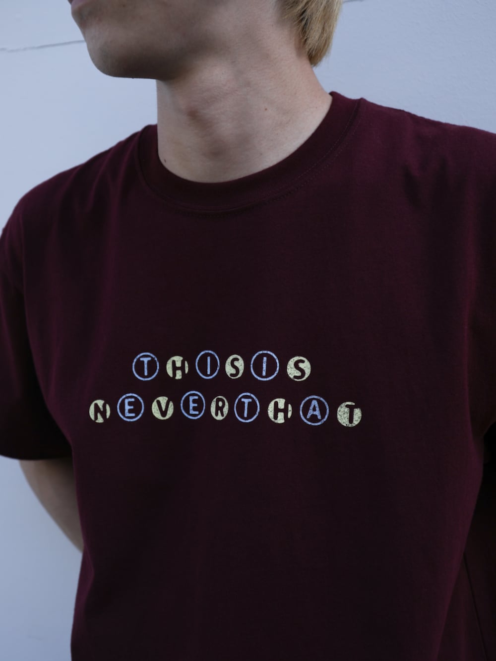 ブルー系のデニムパンツ、レッド系のTシャツ/カットソー、ホワイト系のキャップを着用したメンズの夏コーディネートの3枚目の写真