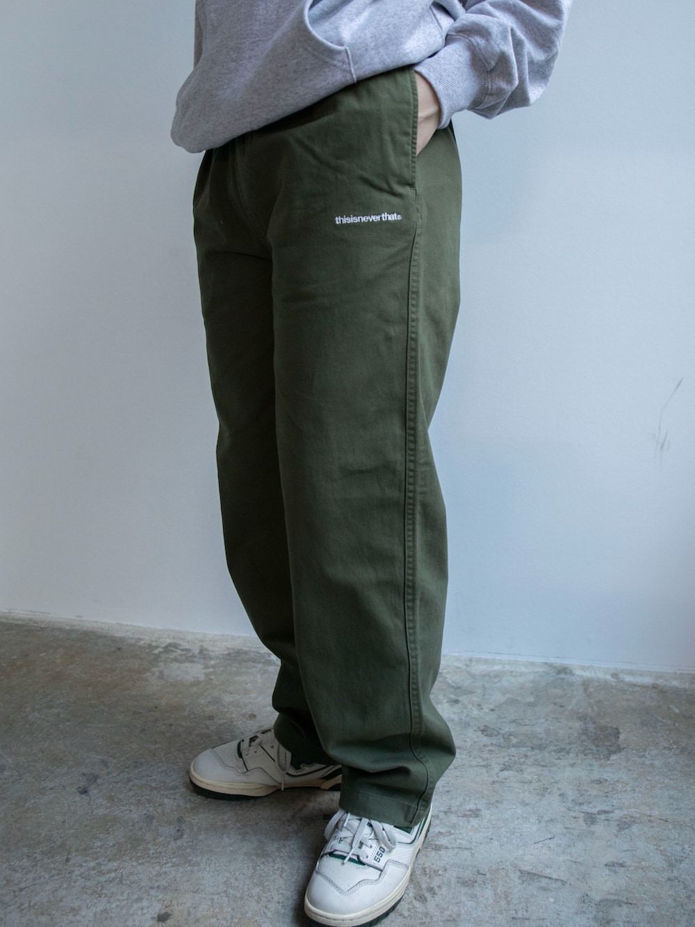 グレー系のパーカー、グリーン系のその他パンツ、ブラック系のキャップを着用したレディースの冬コーディネートの4枚目の写真