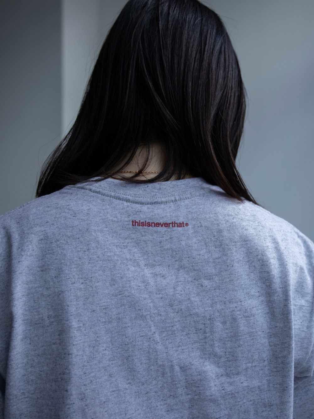 グレー系のTシャツ/カットソー、レッド系のデニムパンツを着用したレディースの春コーディネートの3枚目の写真