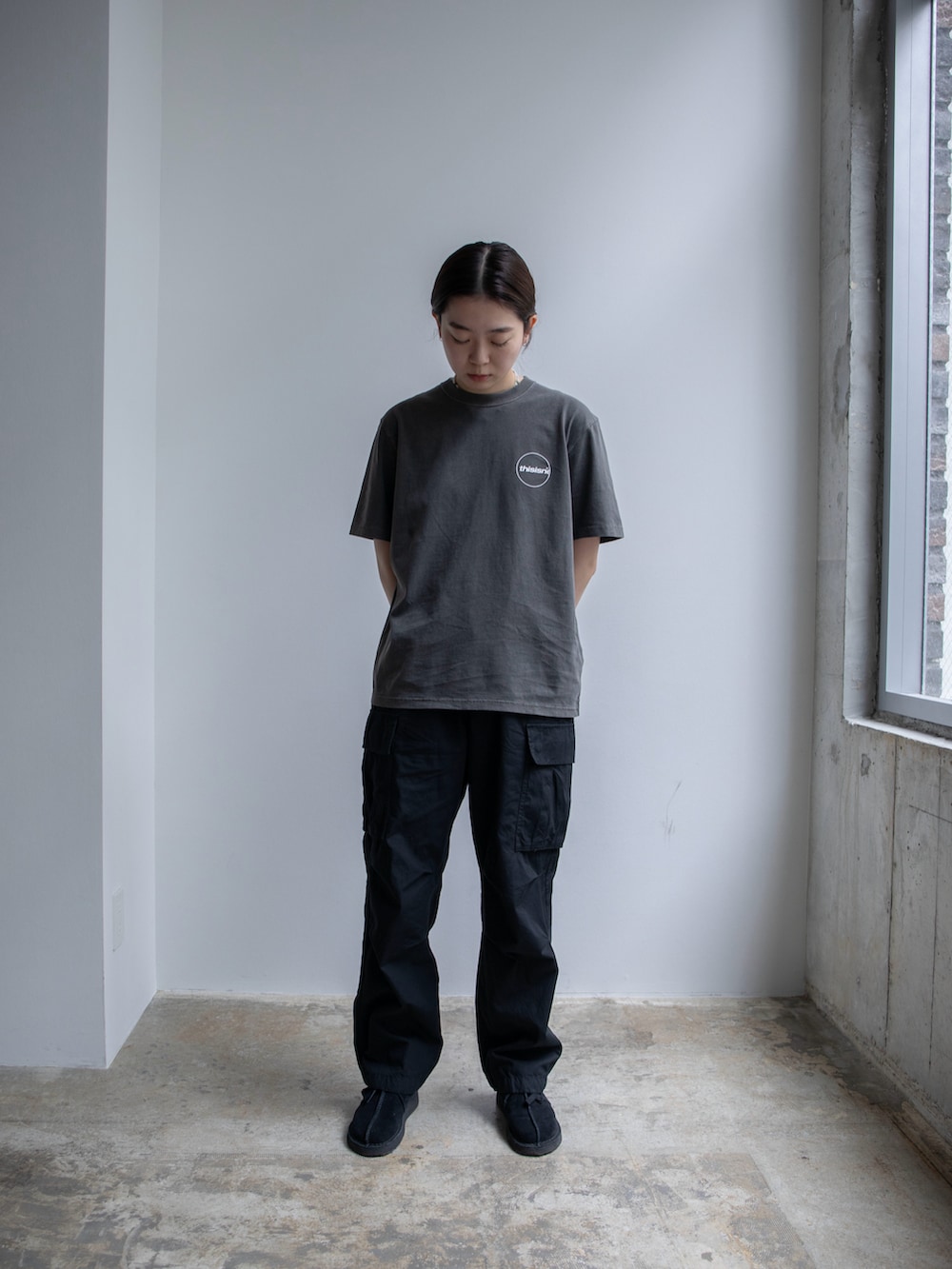 グレー系のTシャツ/カットソー、ブラック系のカーゴパンツを着用したレディースの春コーディネートの2枚目の写真