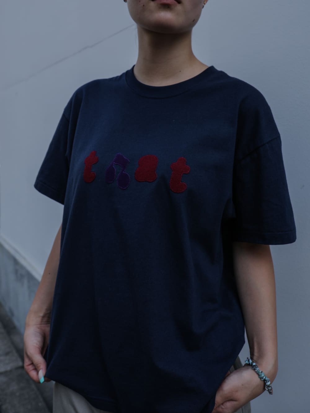 ブルー系のTシャツ/カットソー、グリーン系のカーゴパンツを着用したレディースの夏コーディネートの2枚目の写真