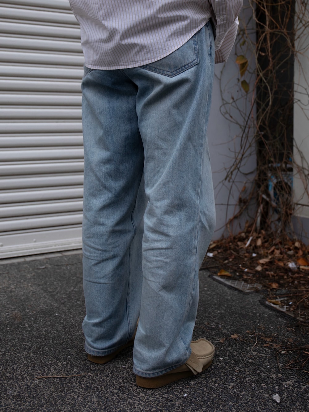 ホワイト系のTシャツ/カットソー、ベージュ系のシャツ/ブラウス、ブルー系のデニムパンツを着用したレディースの春コーディネートの4枚目の写真