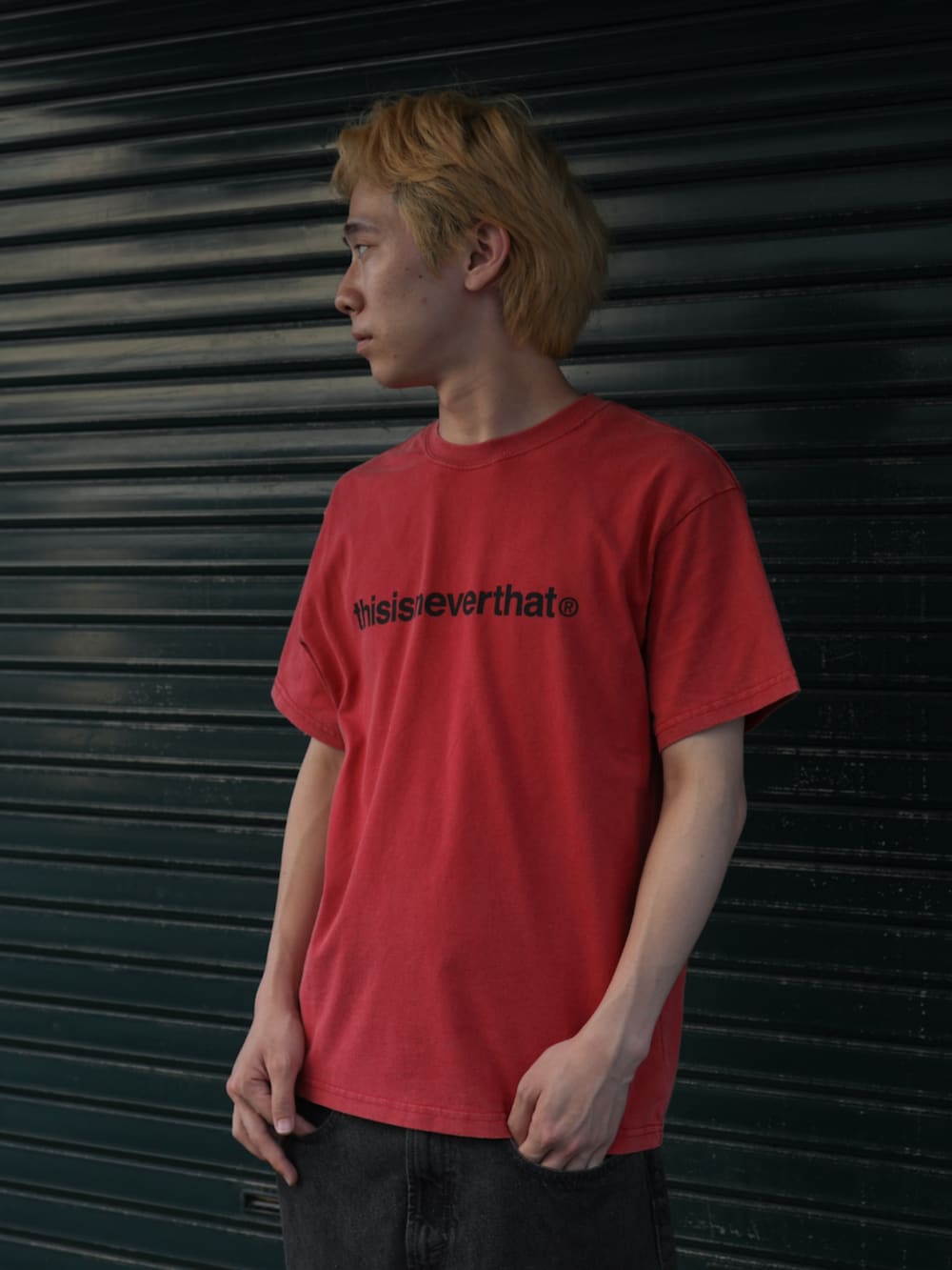 ブラウン系のデニムパンツ、レッド系のTシャツ/カットソーを着用したメンズの夏コーディネートの3枚目の写真