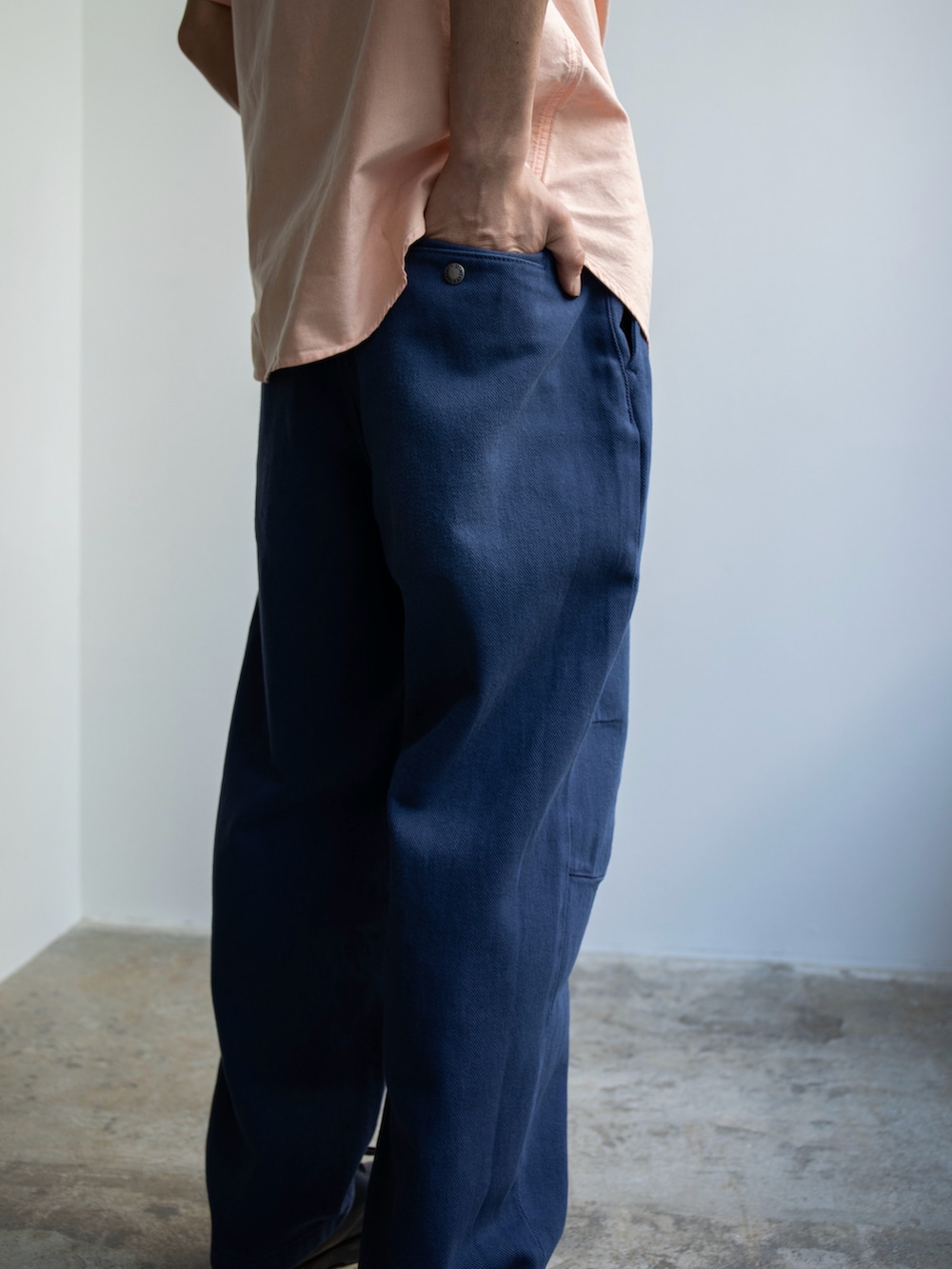 オレンジ系のシャツ/ブラウス、ブルー系のその他パンツを着用したメンズの春コーディネートの5枚目の写真