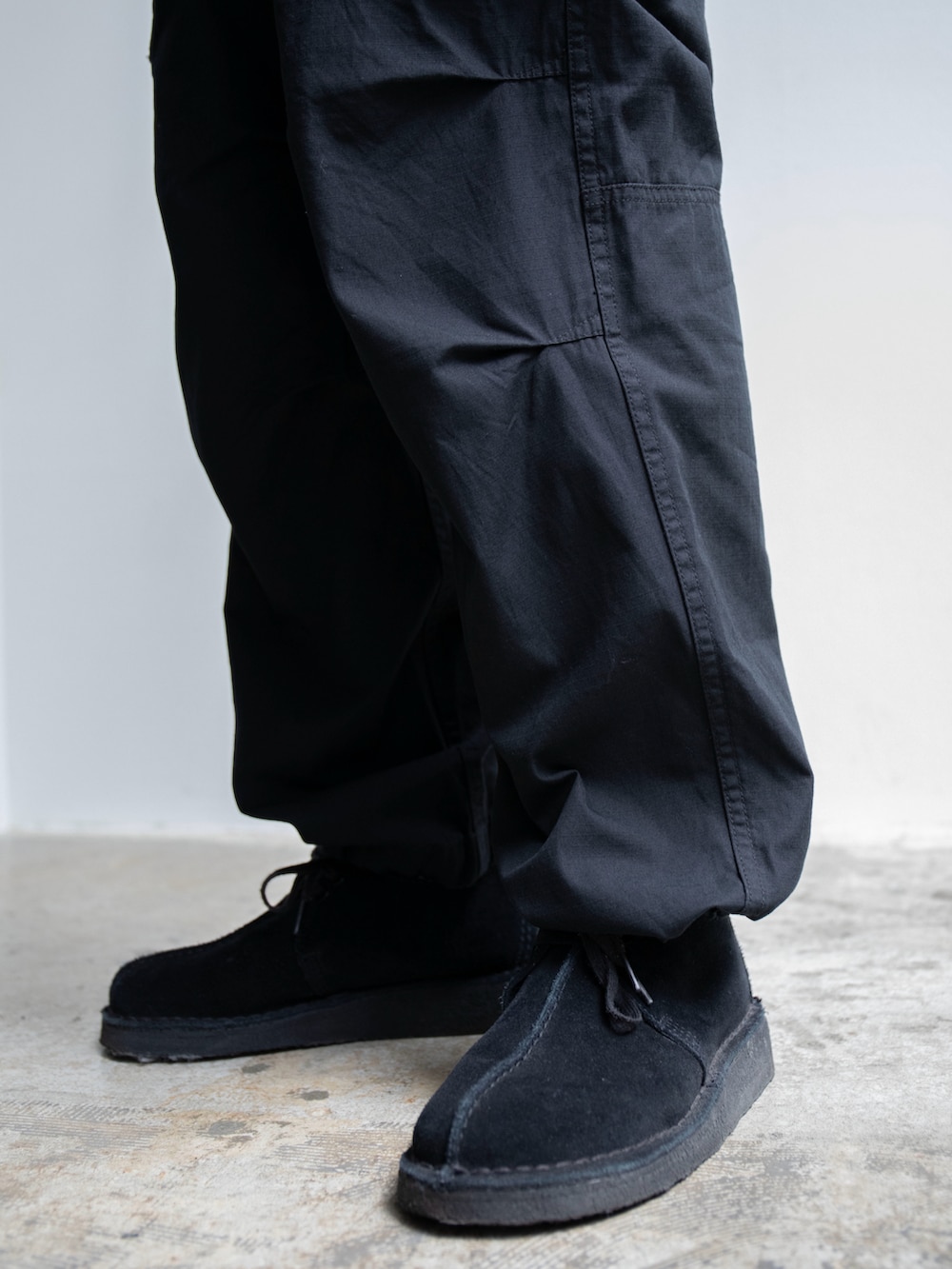 グレー系のTシャツ/カットソー、ブラック系のカーゴパンツを着用したレディースの春コーディネートの5枚目の写真