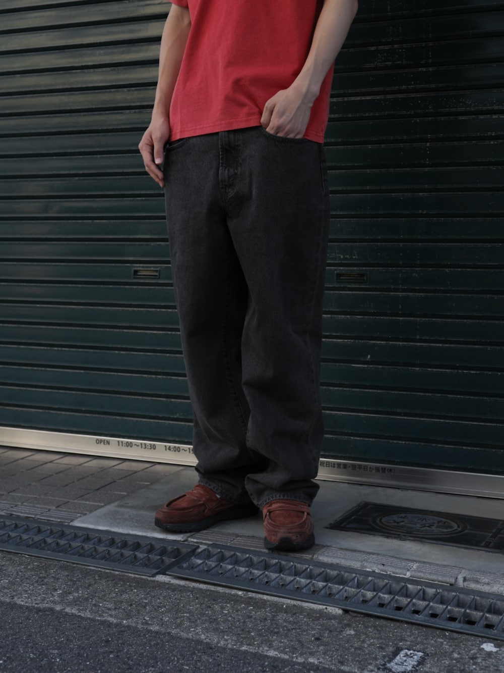 ブラウン系のデニムパンツ、レッド系のTシャツ/カットソーを着用したメンズの夏コーディネートの5枚目の写真