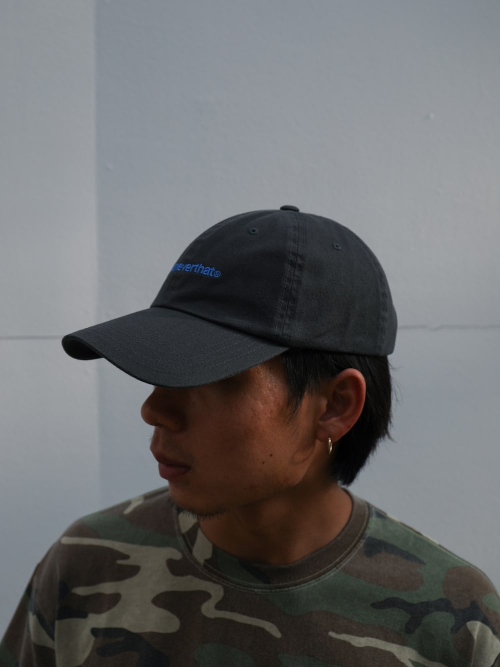 その他のTシャツ/カットソー、ブラウン系のデニムパンツ、グレー系のキャップを着用したメンズの夏コーディネートの4枚目の写真