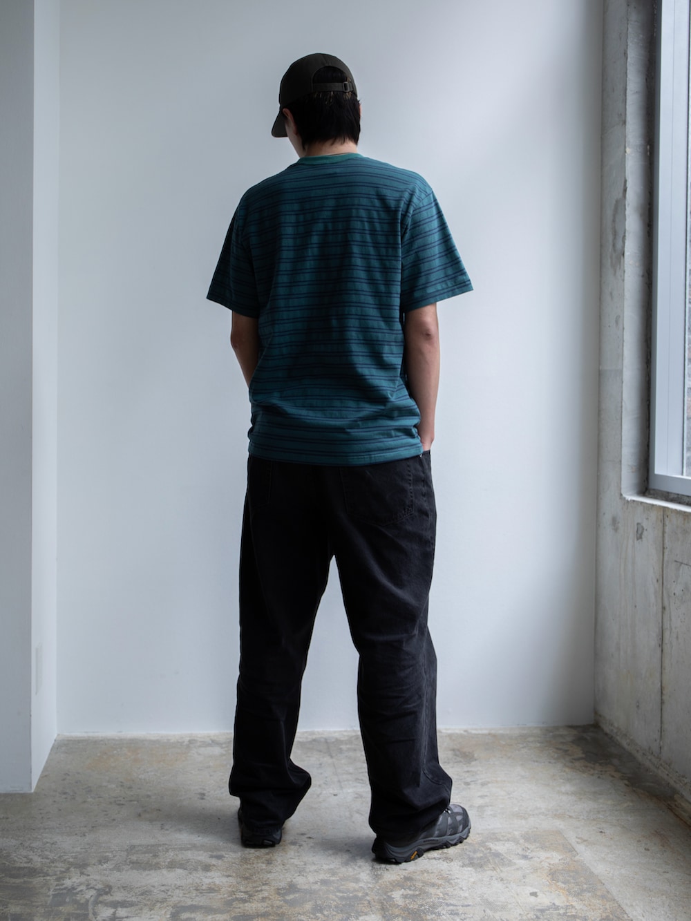 ブラック系のデニムパンツ、ブルー系のTシャツ/カットソー、グリーン系のキャップを着用したメンズの春コーディネートの2枚目の写真