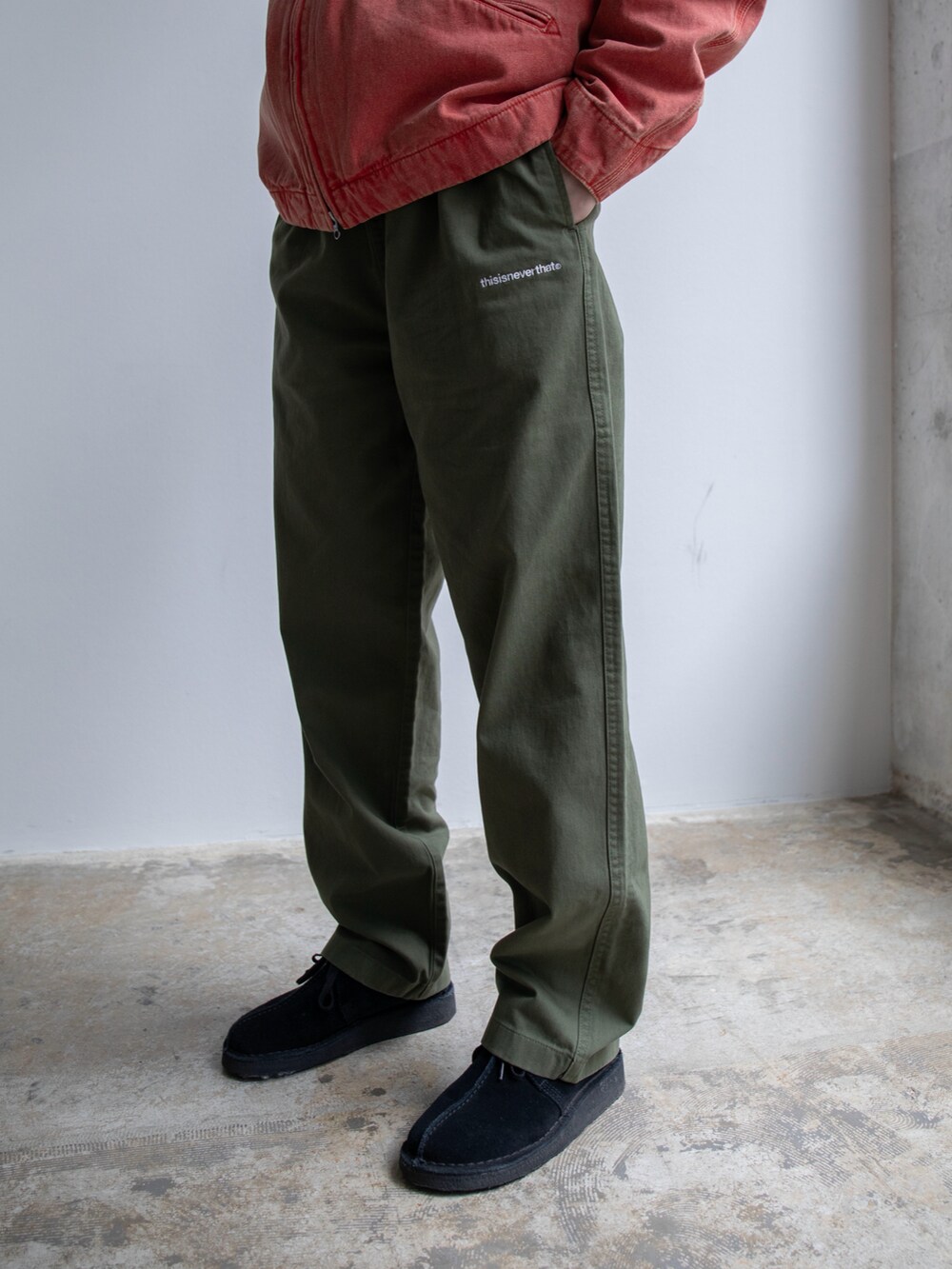 「thisisneverthat、フードジャケット、イージーパンツ」｜「thisisneverthatのWashed Carpenter Jacket（ブルゾン、オレンジ系）」を使った、thisisneverthatさん（レディース・167cm）の春コーディネートの3枚目の写真