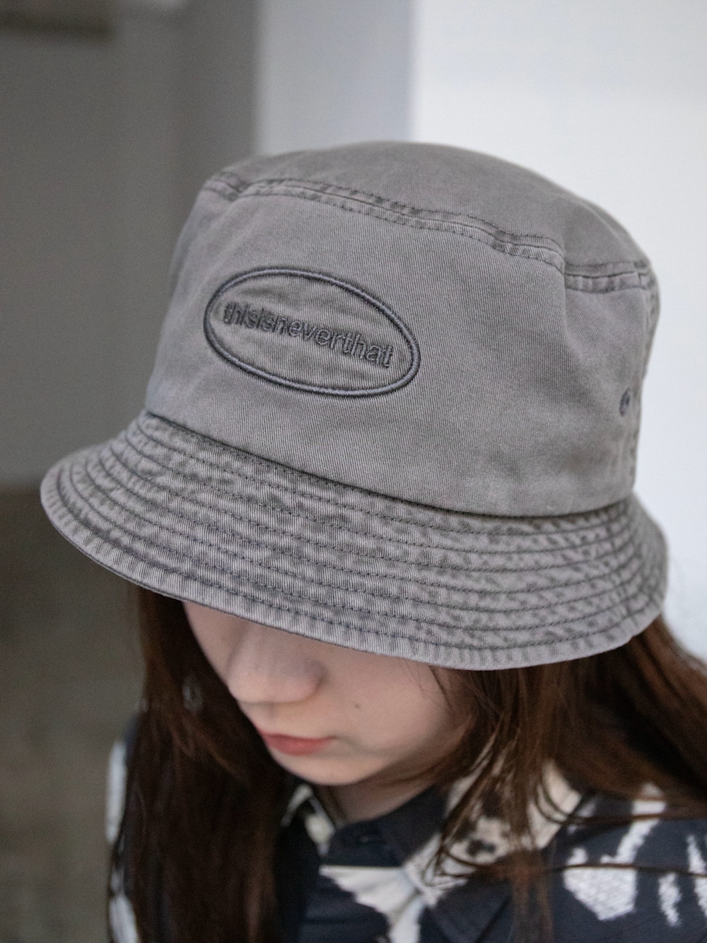 ブラック系のシャツ/ブラウス、ブラック系のカーゴパンツ、グレー系のハットを着用したレディースの春コーディネートの4枚目の写真