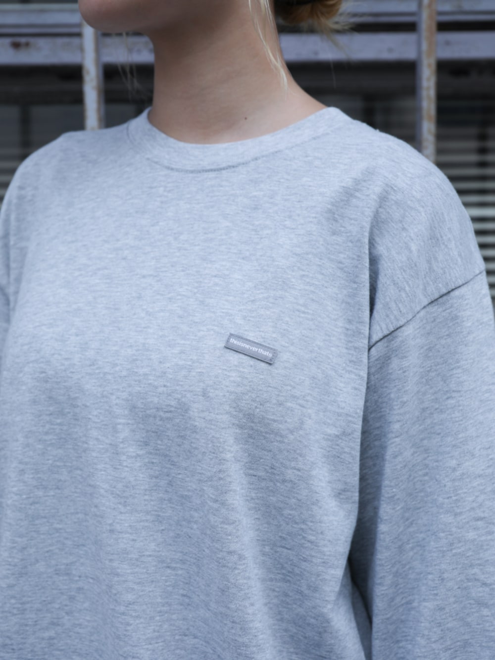 グレー系のTシャツ/カットソー、ブルー系のその他パンツ、ベージュ系のキャップを着用したレディースの夏コーディネートの3枚目の写真
