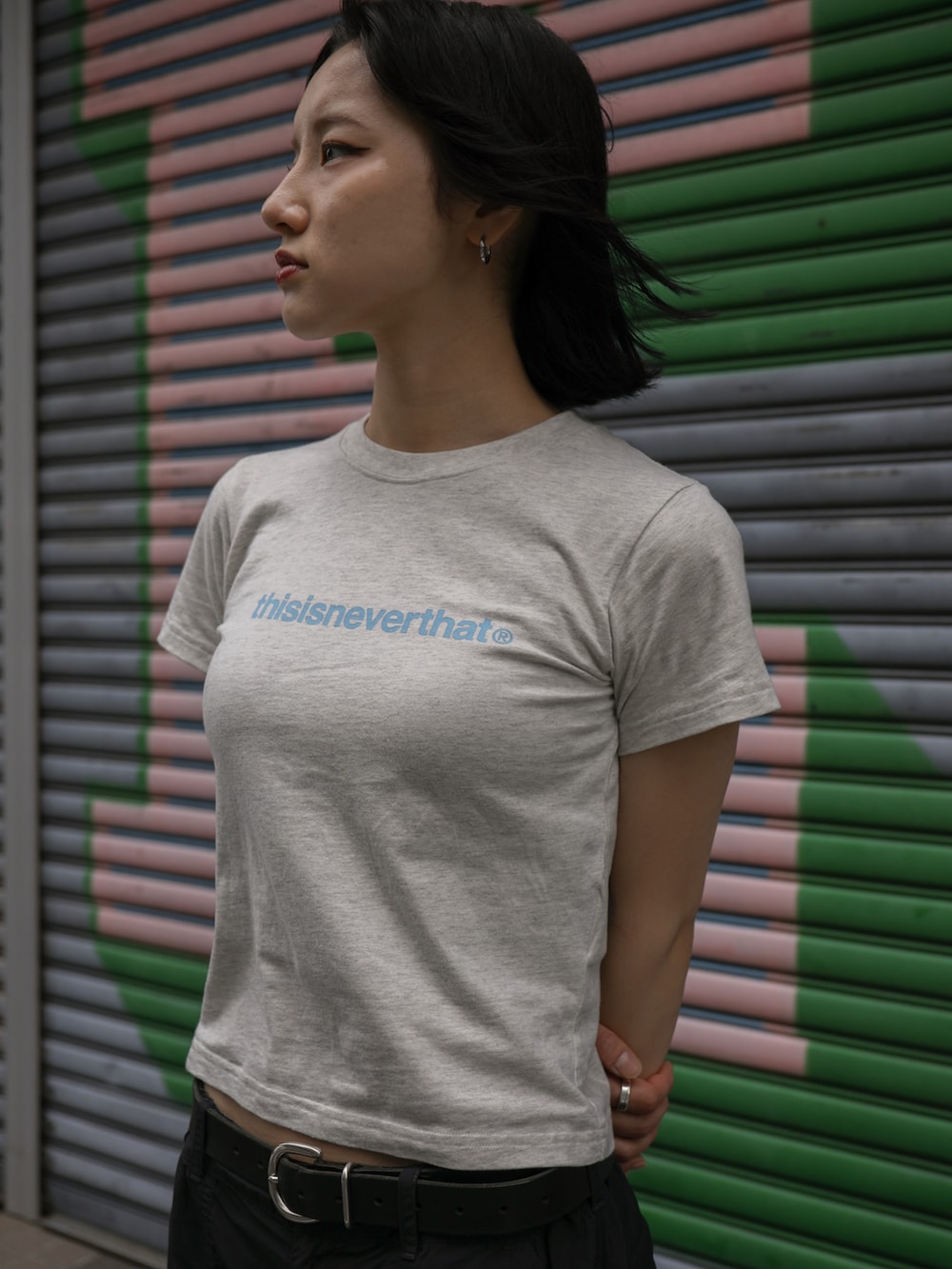 ベージュ系のTシャツ/カットソー、ブラック系のその他パンツを着用したレディースの夏コーディネートの2枚目の写真