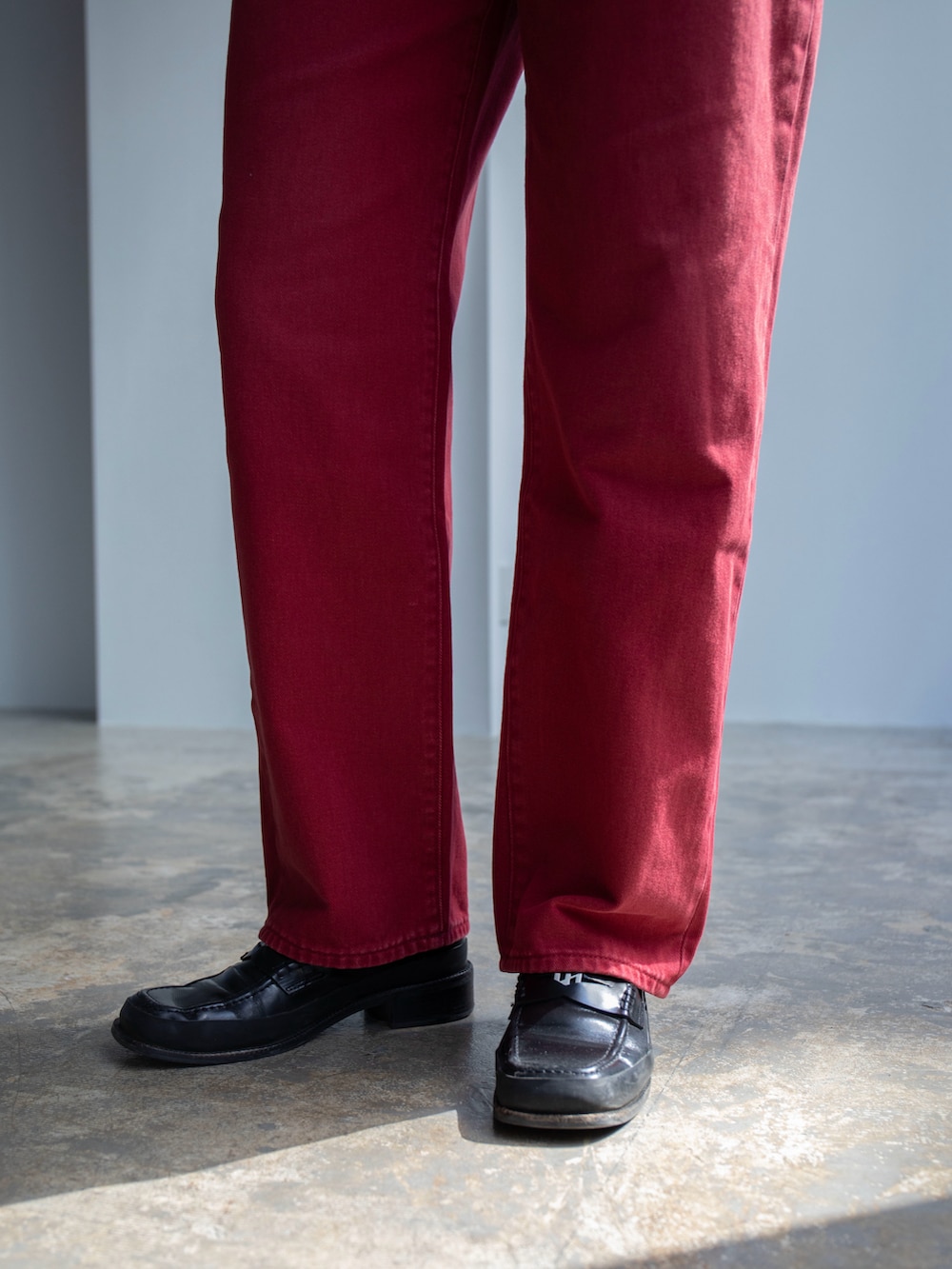 グレー系のTシャツ/カットソー、レッド系のデニムパンツを着用したレディースの春コーディネートの5枚目の写真