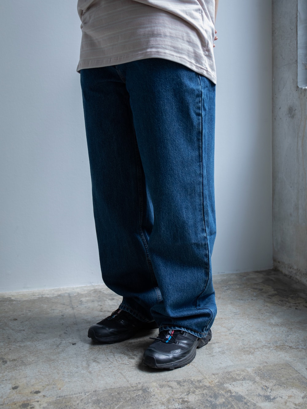 ピンク系のTシャツ/カットソー、ブルー系のデニムパンツ、ブラック系のキャップを着用したレディースの春コーディネートの5枚目の写真