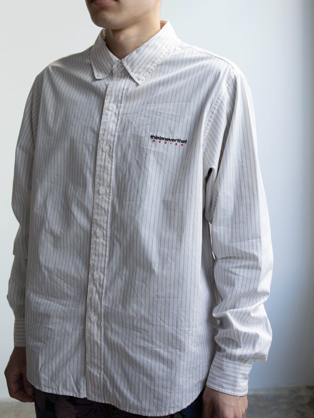 ベージュ系のシャツ/ブラウス、その他のデニムパンツを着用したメンズの春コーディネートの3枚目の写真