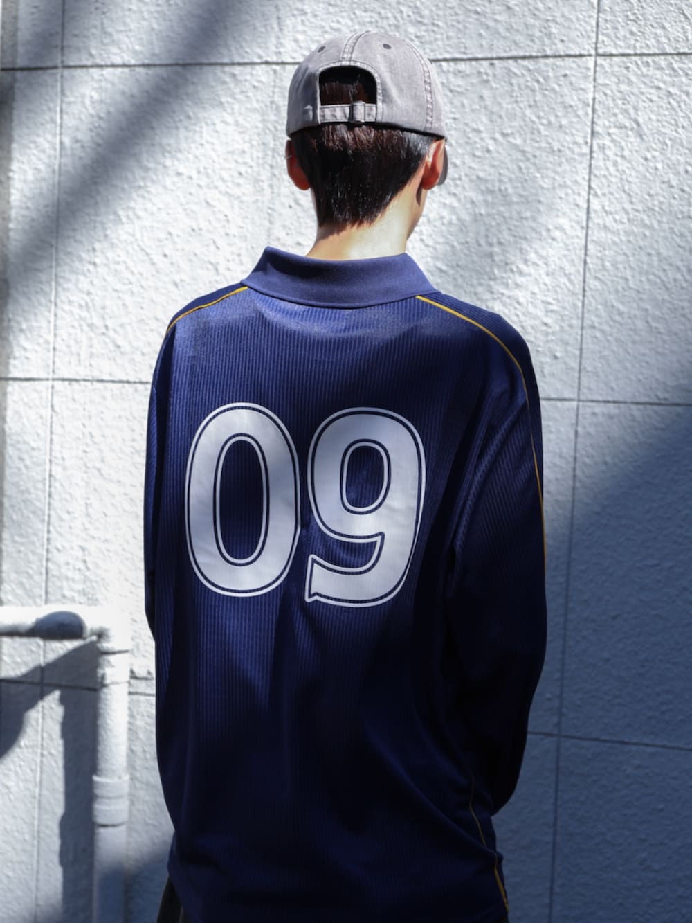 ブルー系のTシャツ/カットソー、ブルー系のデニムパンツを着用したメンズの秋コーディネートの3枚目の写真