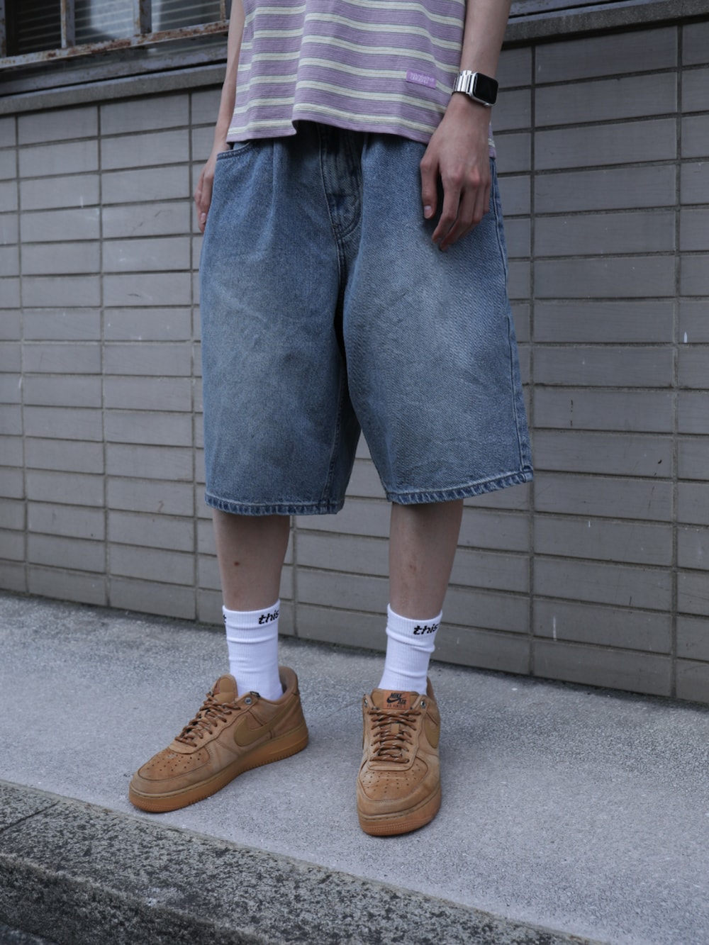 ピンク系のTシャツ/カットソー、ブルー系のデニムパンツ、ホワイト系のソックス/靴下を着用したメンズの夏コーディネートの5枚目の写真