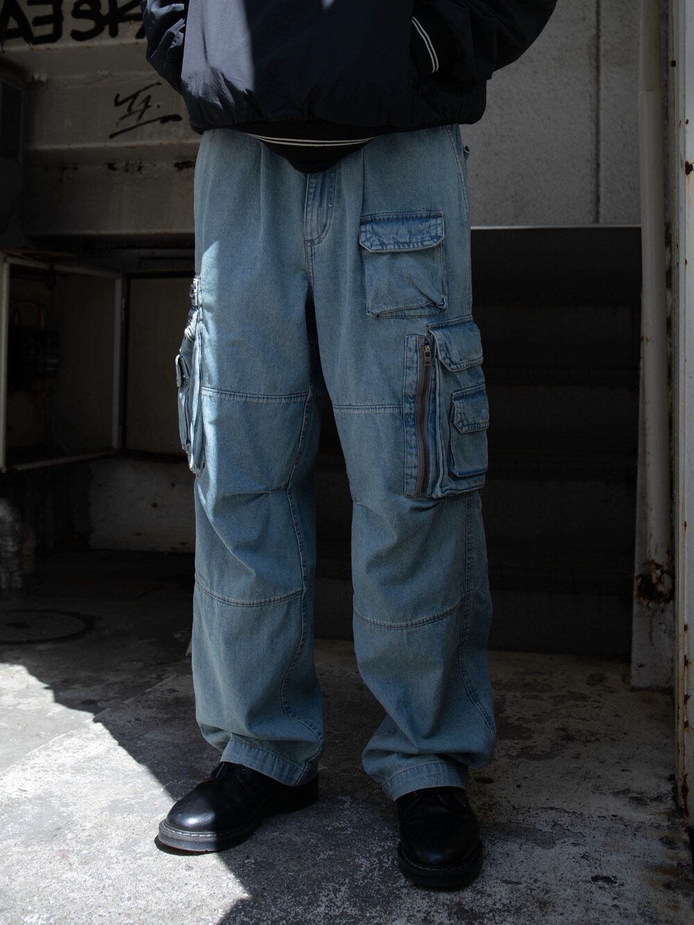 「thisisneverthat、ハーフジップ、カーゴパンツ」｜「thisisneverthatのNylon Half Zip Pullover（ナイロンジャケット、ブラック系）」を使った、thisisneverthatさん（メンズ・175cm）の春コーディネートの3枚目の写真