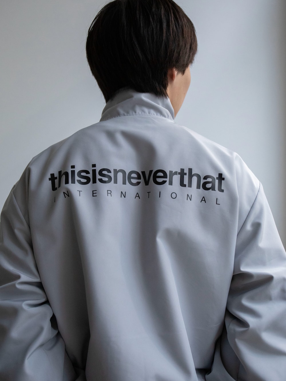「thisisneverthat、ネバザ、ブルゾン、デニム」｜「thisisneverthatのINTL. Team Jacket（ブルゾン、グレー系）」を使った、thisisneverthatさん（メンズ・170cm）の冬コーディネートの2枚目の写真