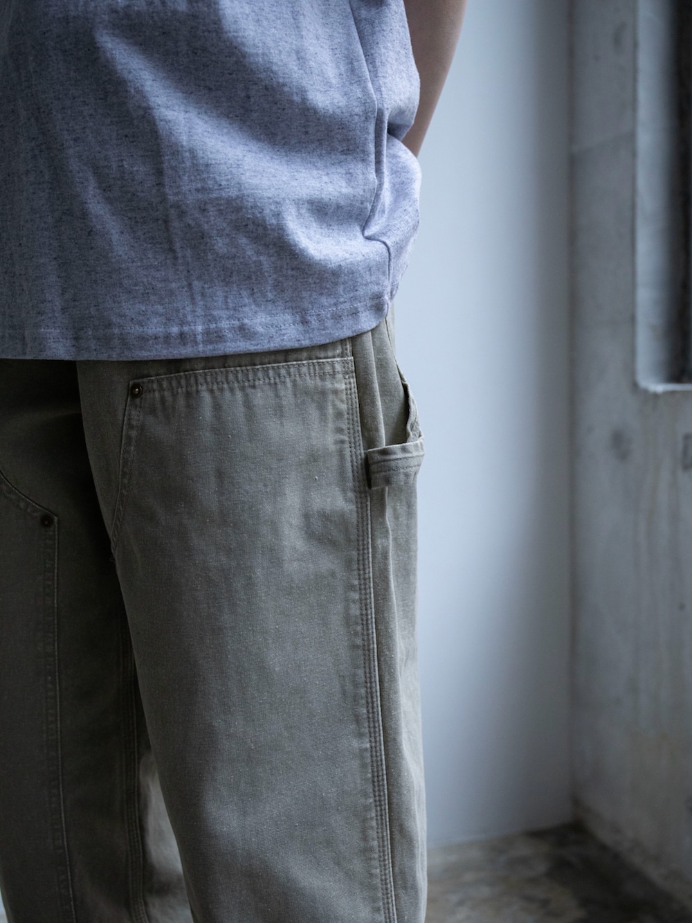 グレー系のTシャツ/カットソー、グリーン系のその他パンツを着用したレディースの春コーディネートの3枚目の写真