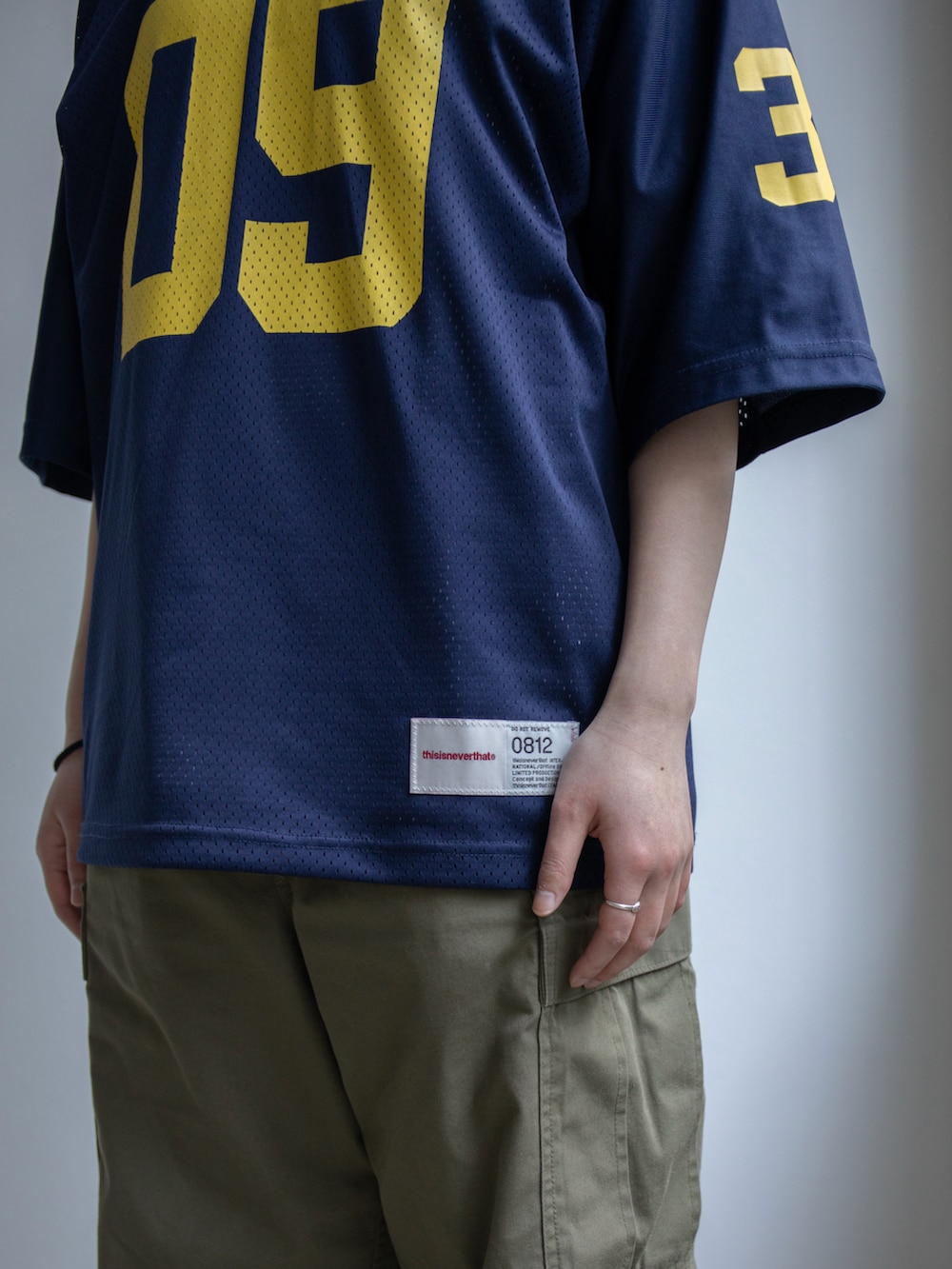 ブルー系のTシャツ/カットソーを着用したレディースの春コーディネートの4枚目の写真