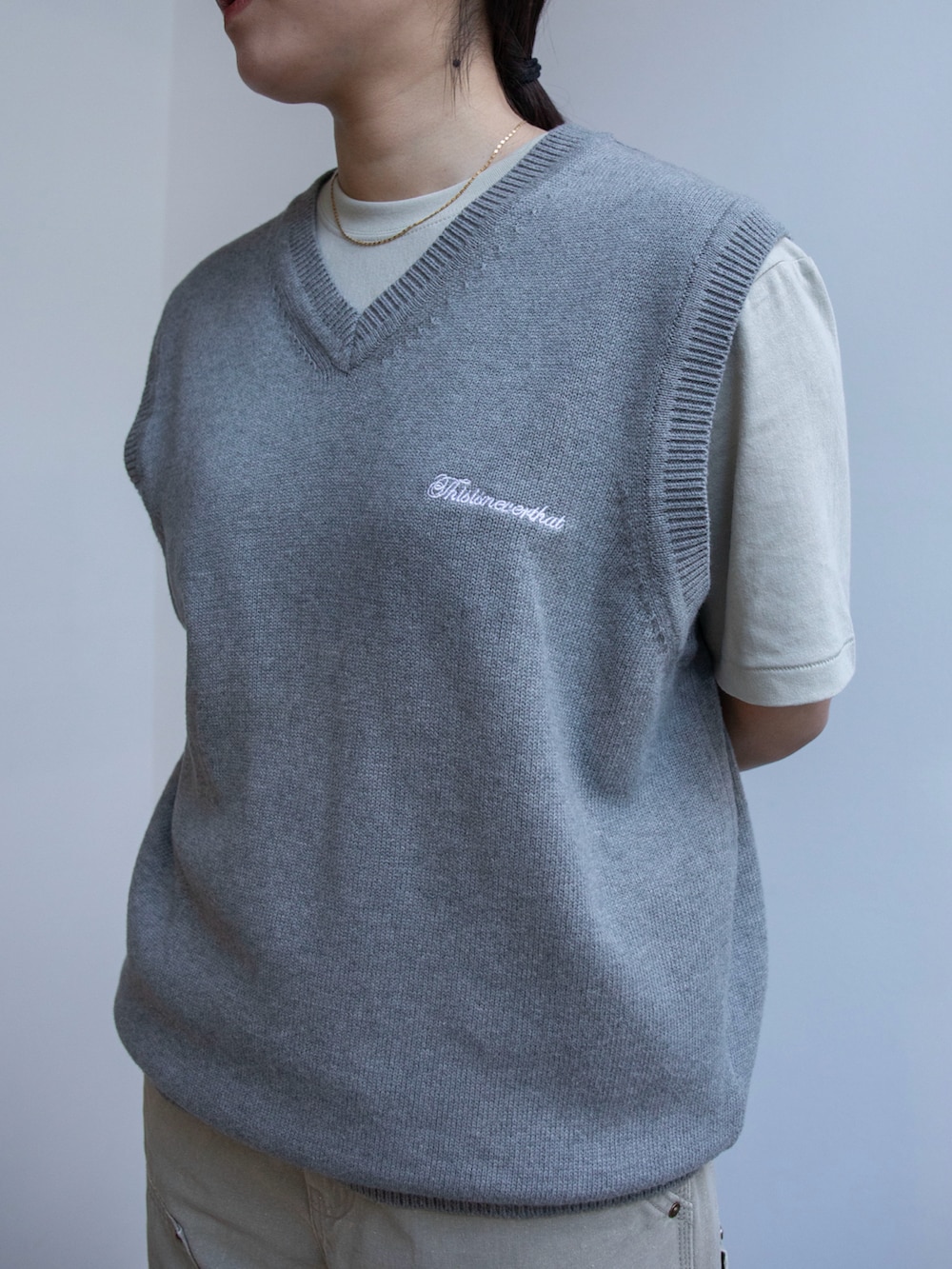 グレー系のベスト、グリーン系のTシャツ/カットソー、グリーン系のその他パンツを着用したレディースの春コーディネートの2枚目の写真