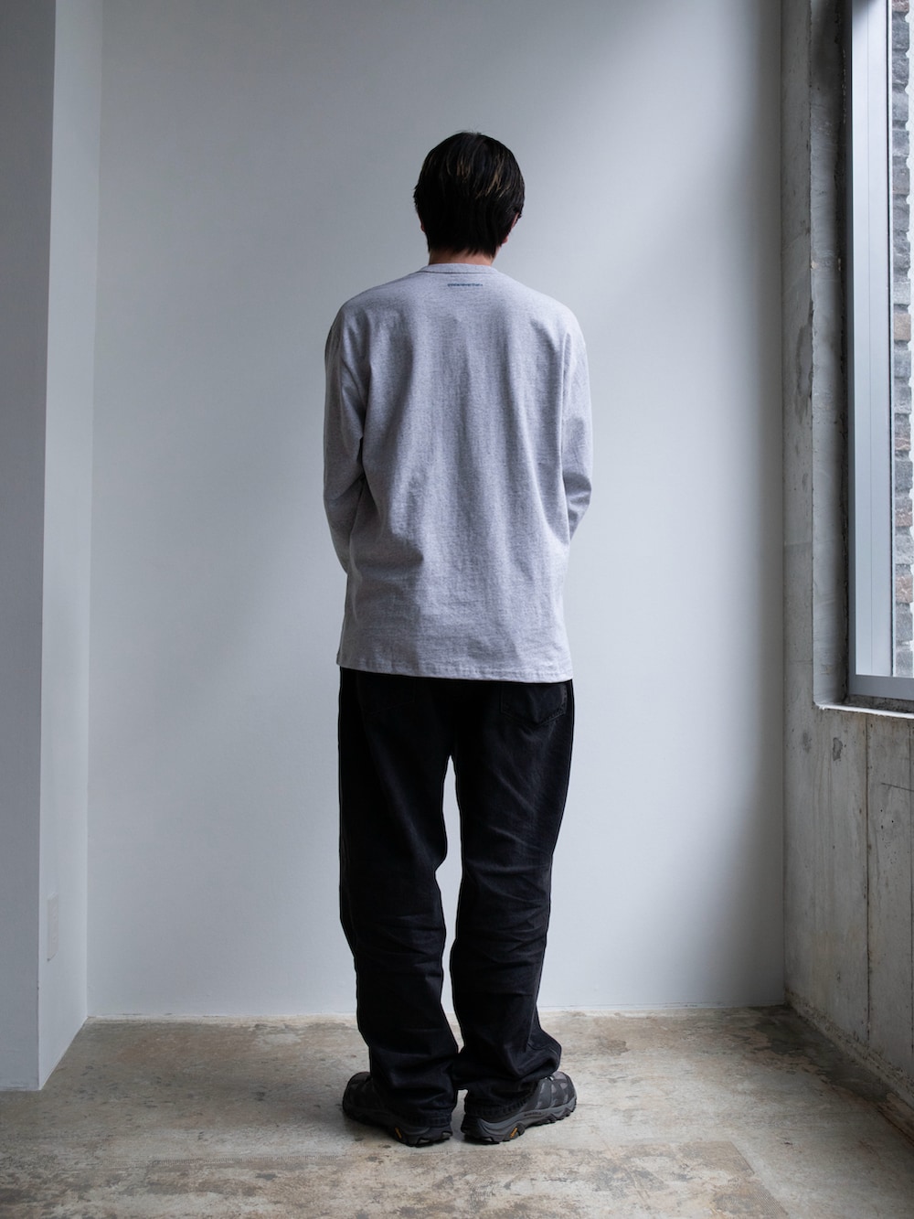 グレー系のTシャツ/カットソー、ブラック系のデニムパンツを着用したメンズの春コーディネートの2枚目の写真