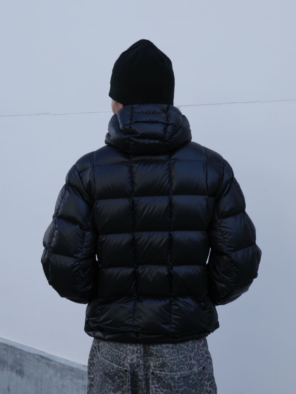 その他のその他パンツ、ブラック系のダウンジャケット/コートを着用したメンズの秋コーディネートの2枚目の写真