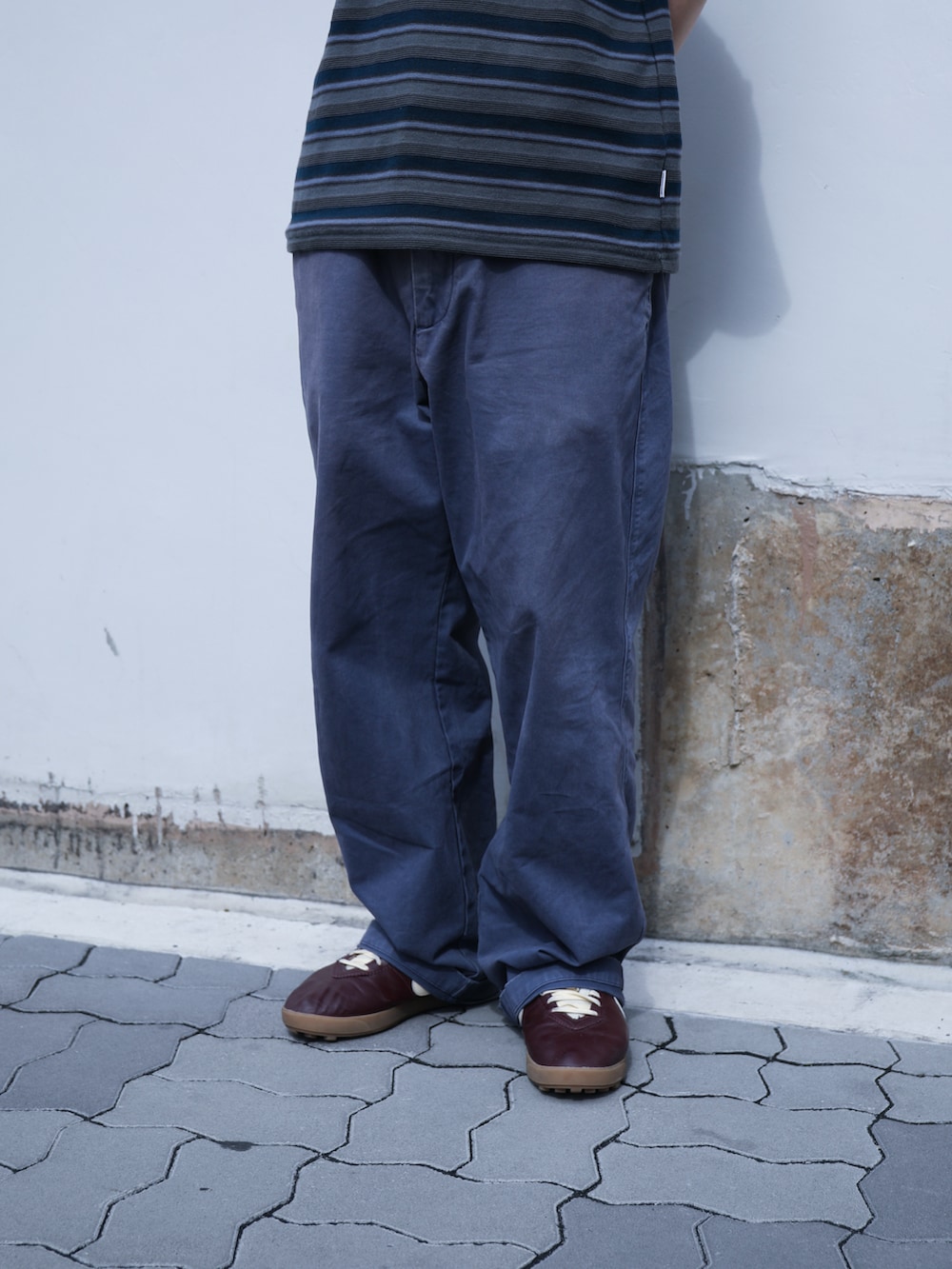 ブルー系のTシャツ/カットソー、ブルー系のチノパンツを着用したメンズの夏コーディネートの4枚目の写真