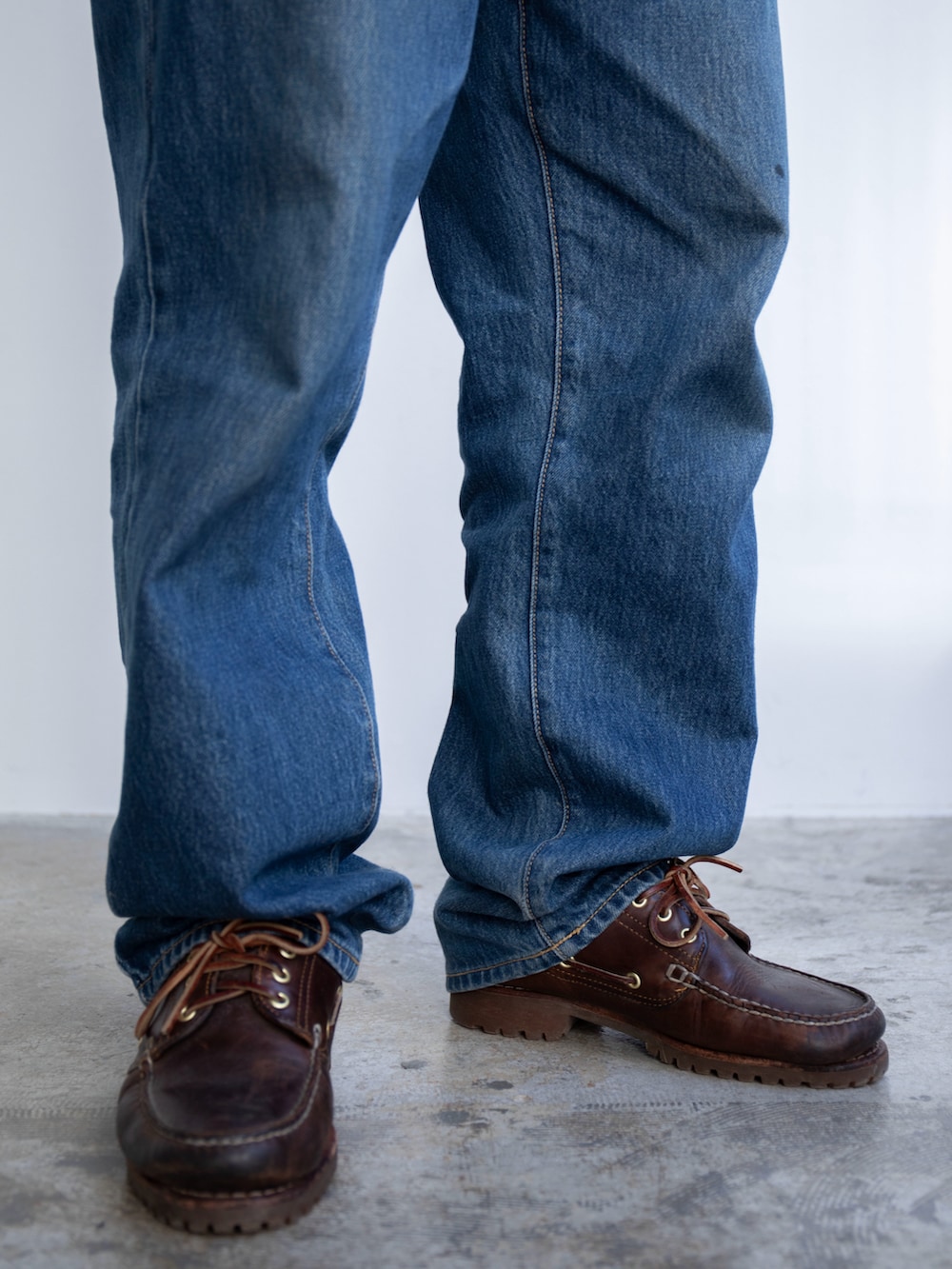 グレー系のパーカー、ブルー系のデニムパンツ、ベージュ系のニットキャップ/ビーニーを着用したメンズの冬コーディネートの5枚目の写真