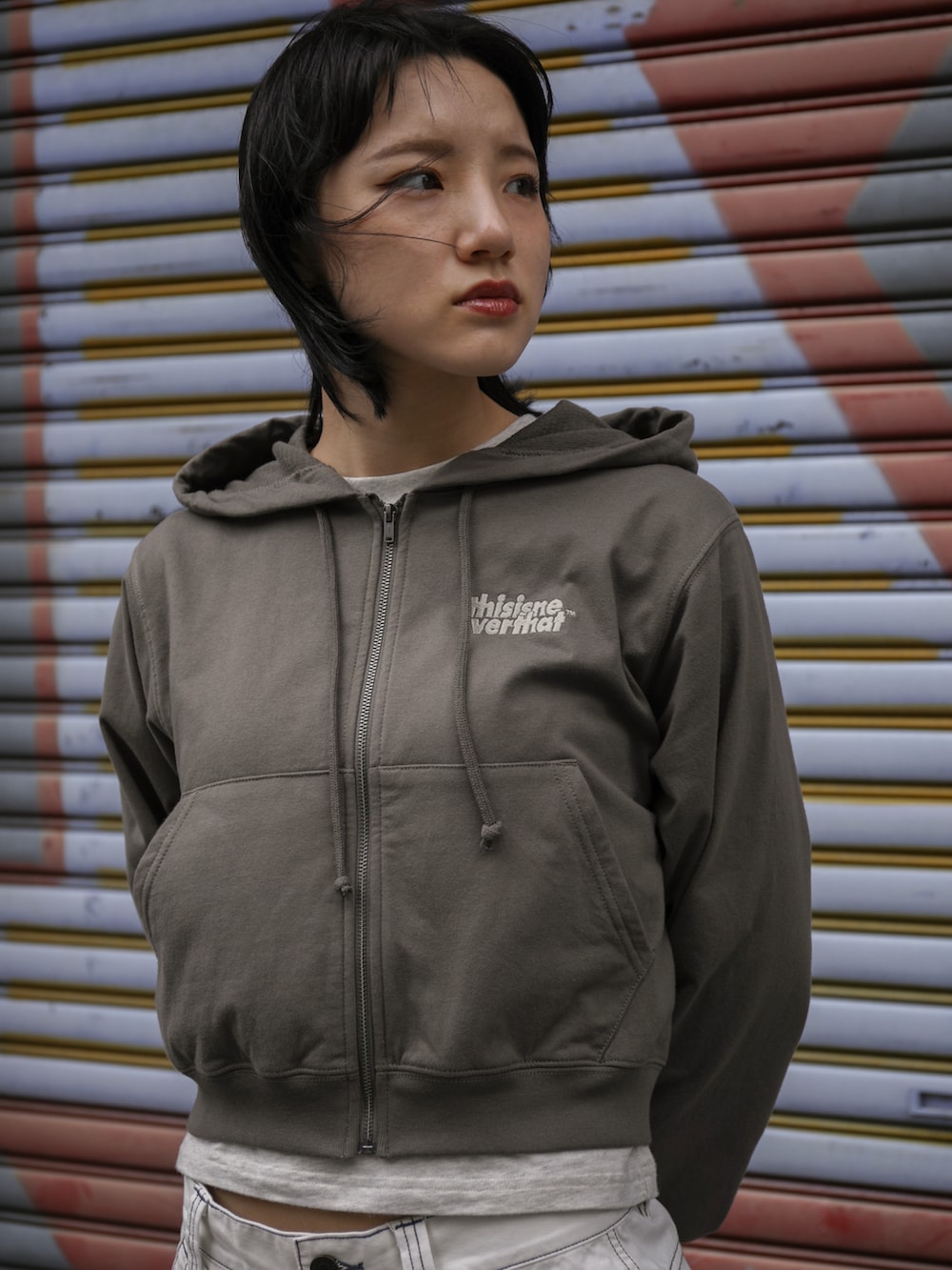 ブラウン系のパーカー、ホワイト系のその他パンツ、ベージュ系のTシャツ/カットソーを着用したレディースの夏コーディネートの2枚目の写真