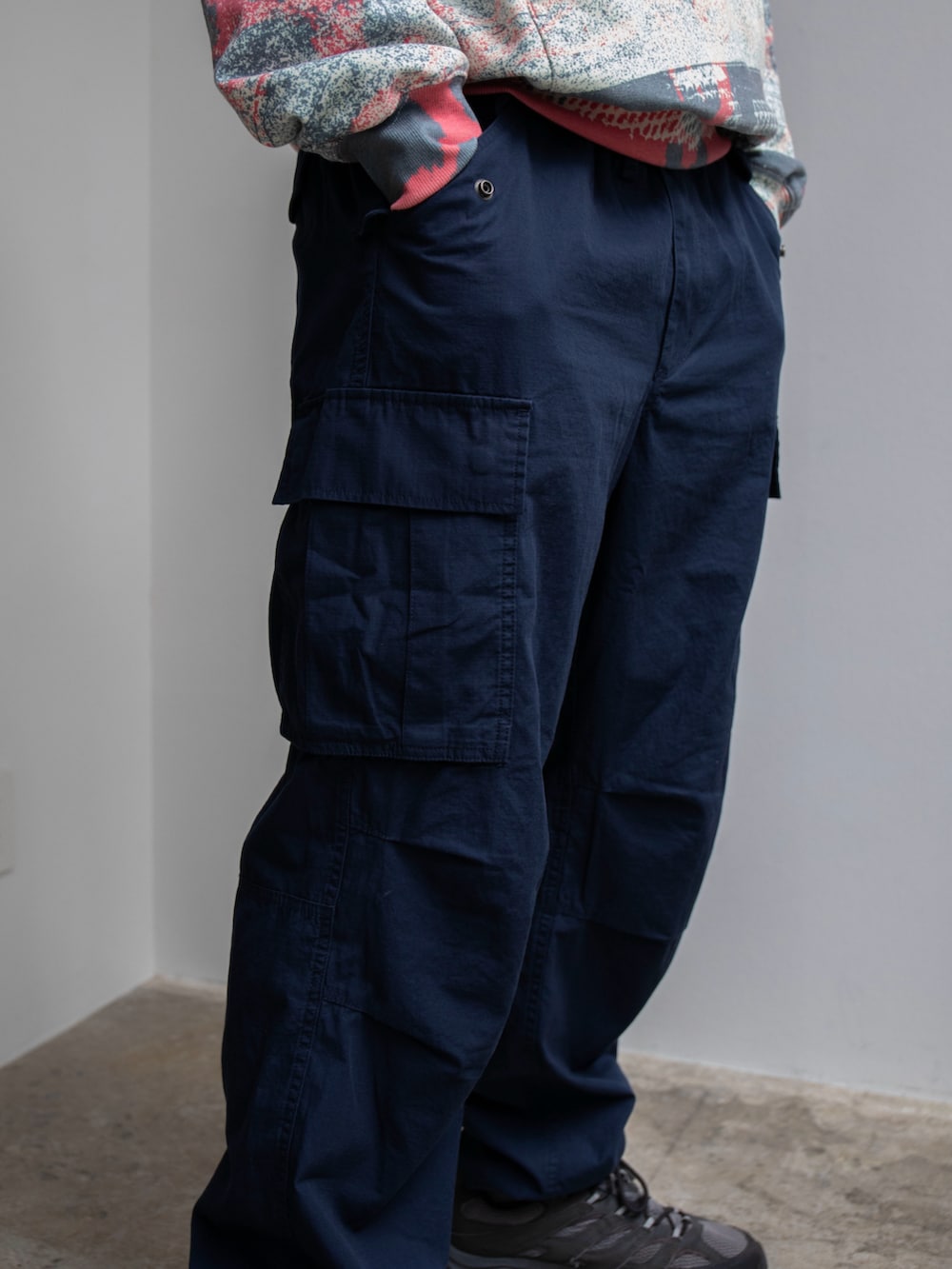 レッド系のパーカー、ブルー系のカーゴパンツを着用したメンズの冬コーディネートの3枚目の写真