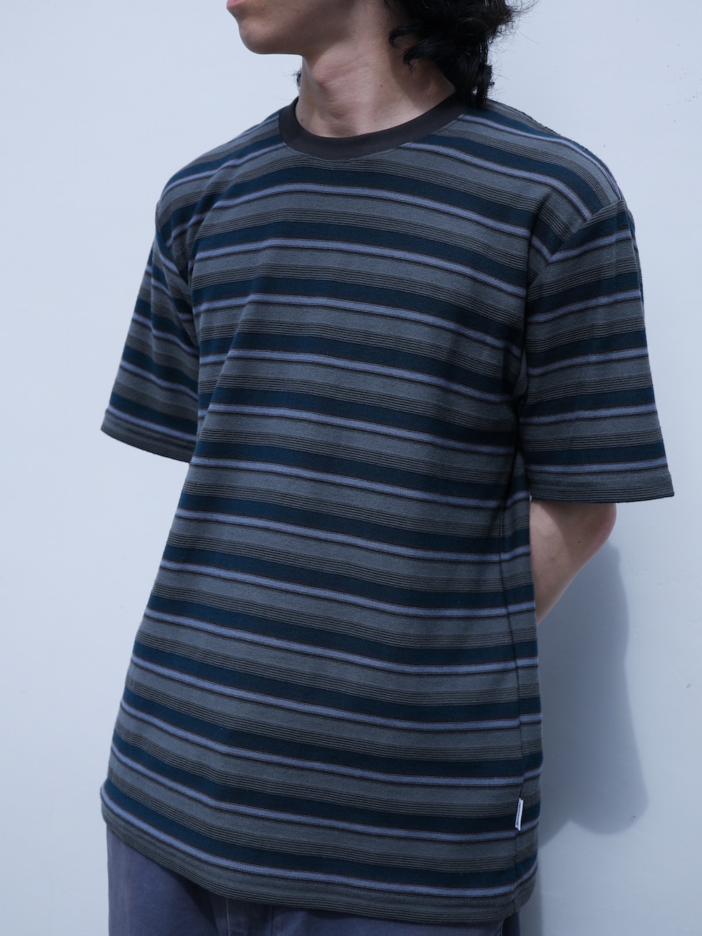 ブルー系のTシャツ/カットソー、ブルー系のチノパンツを着用したメンズの夏コーディネートの2枚目の写真