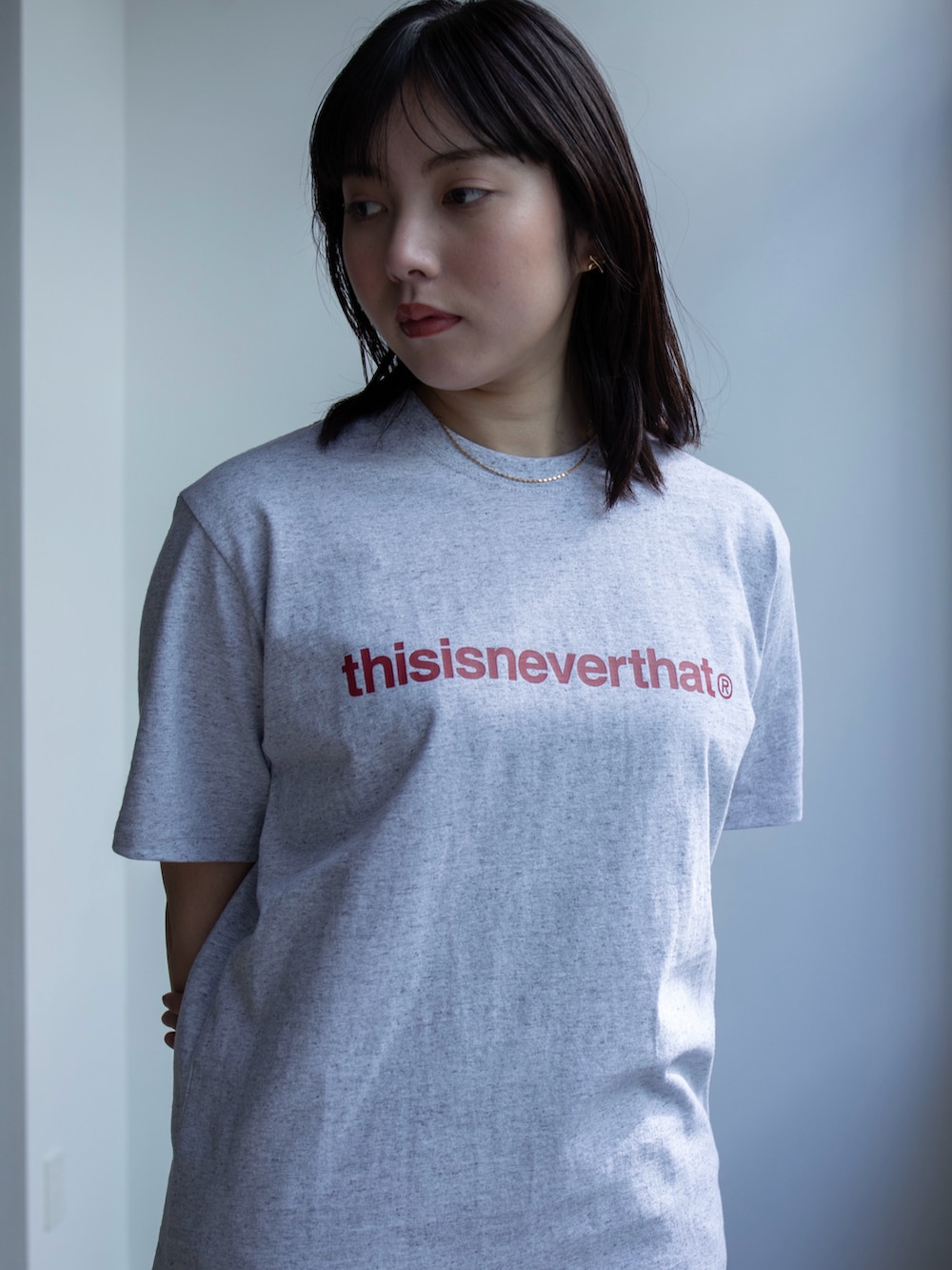 グレー系のTシャツ/カットソー、レッド系のデニムパンツを着用したレディースの春コーディネートの2枚目の写真
