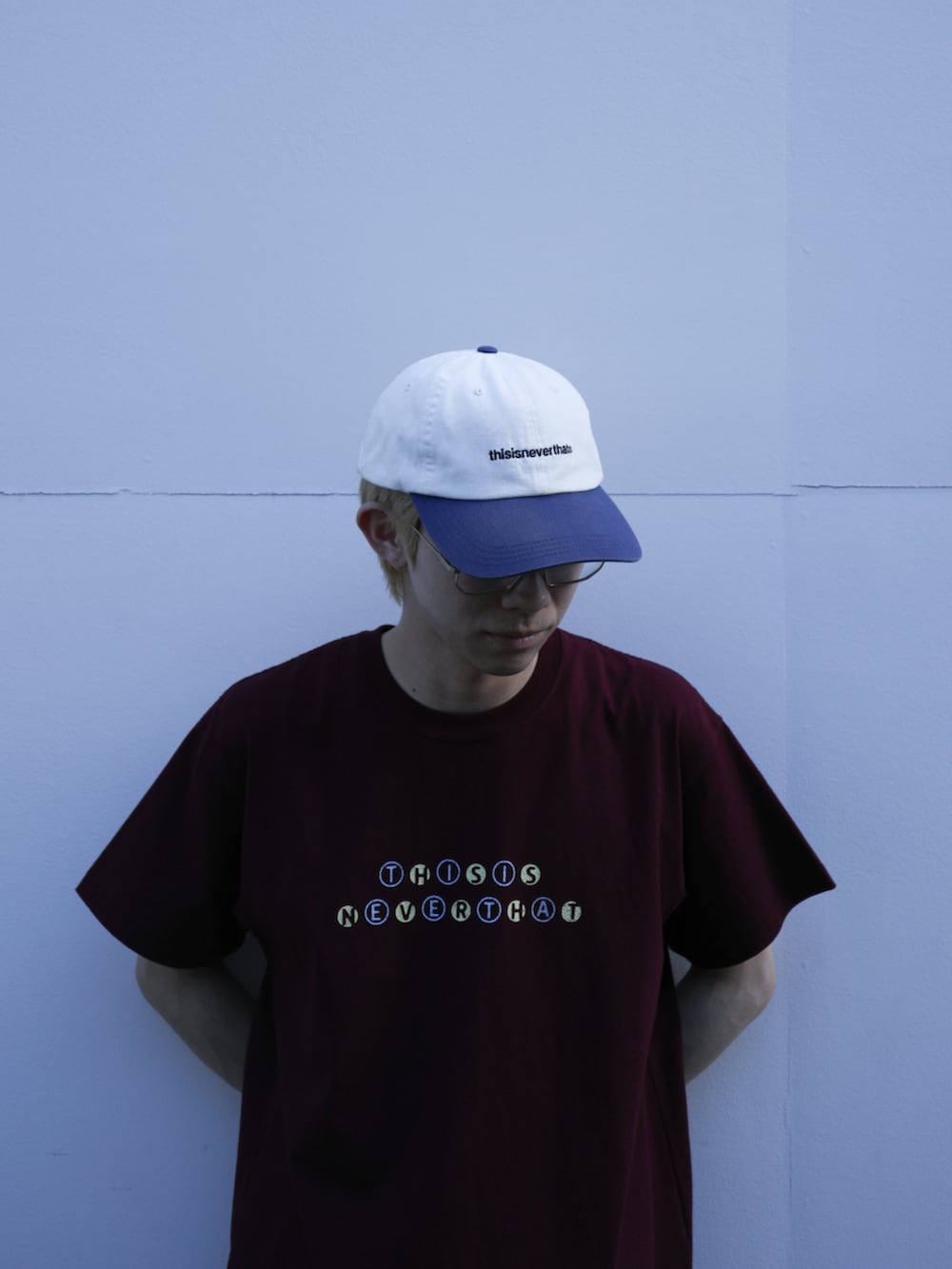 ブルー系のデニムパンツ、レッド系のTシャツ/カットソー、ホワイト系のキャップを着用したメンズの夏コーディネートの4枚目の写真