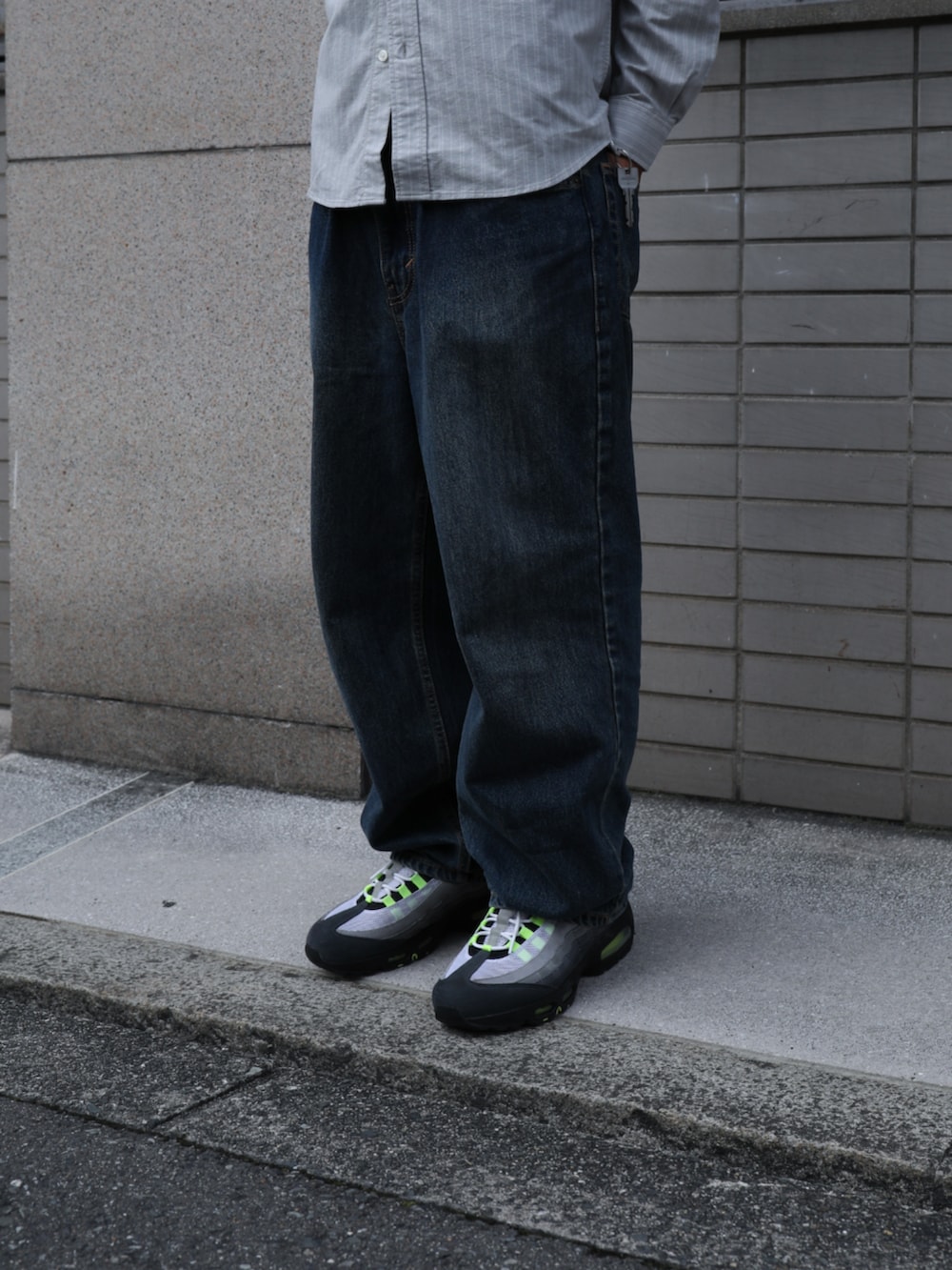 ブルー系のデニムパンツ、グレー系のシャツ/ブラウス、グリーン系のキャップを着用したメンズの夏コーディネートの6枚目の写真