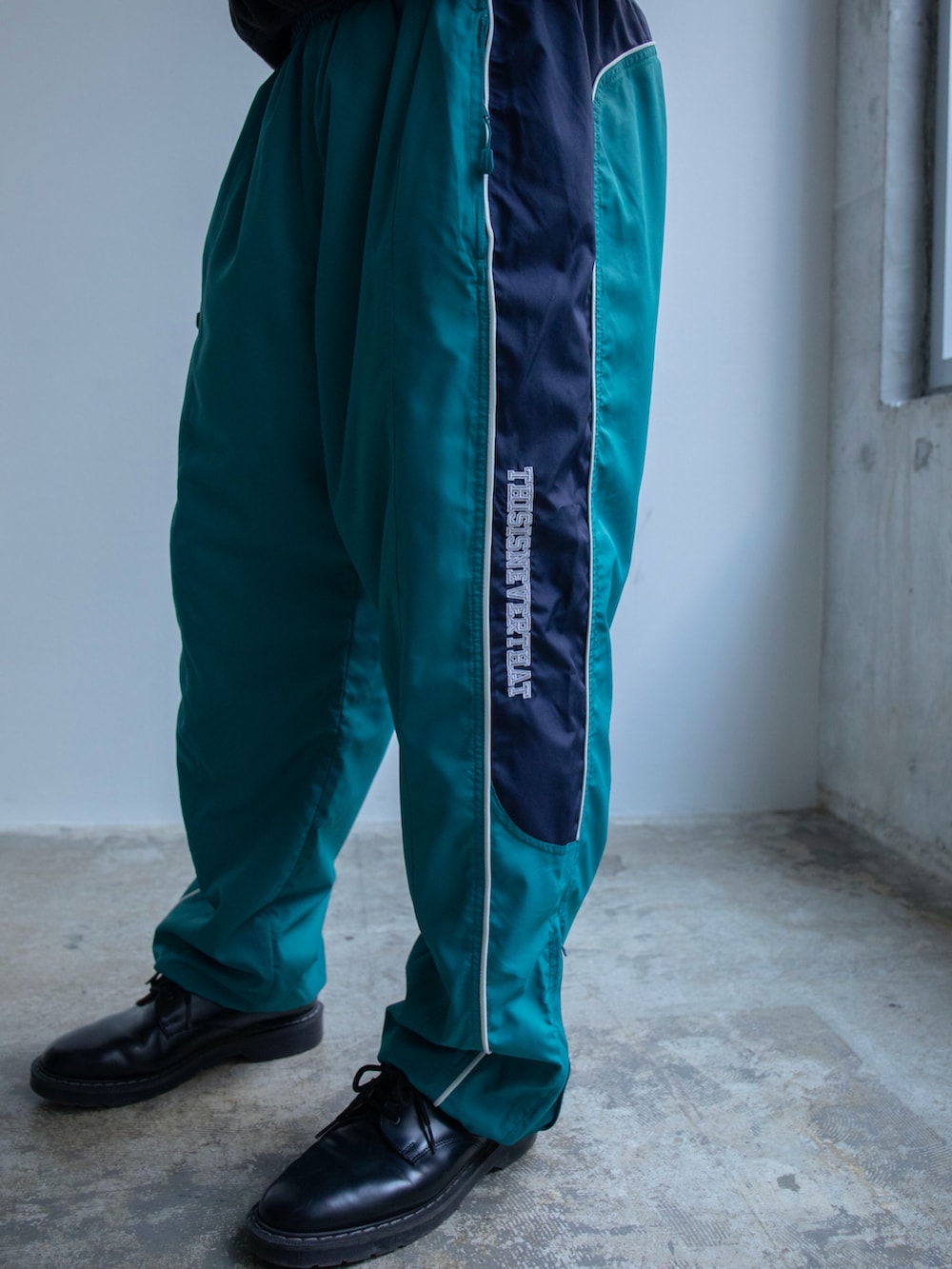 ブラック系のスウェット、グリーン系のその他パンツ、ブラック系のキャップを着用したメンズの春コーディネートの4枚目の写真